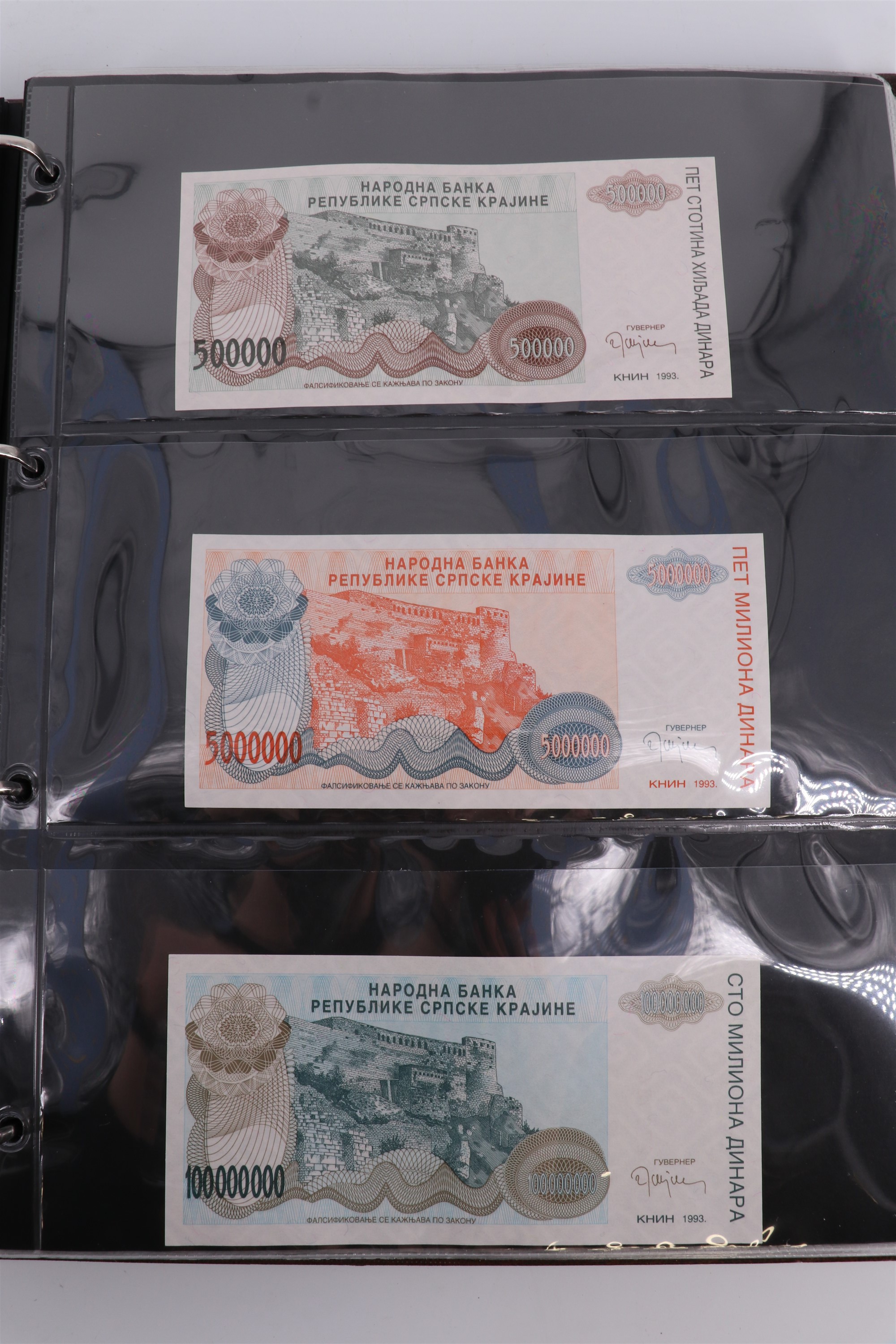 An album containing a collection of world banknotes, including Zaire (DR Congo), Ireland, - Image 46 of 87