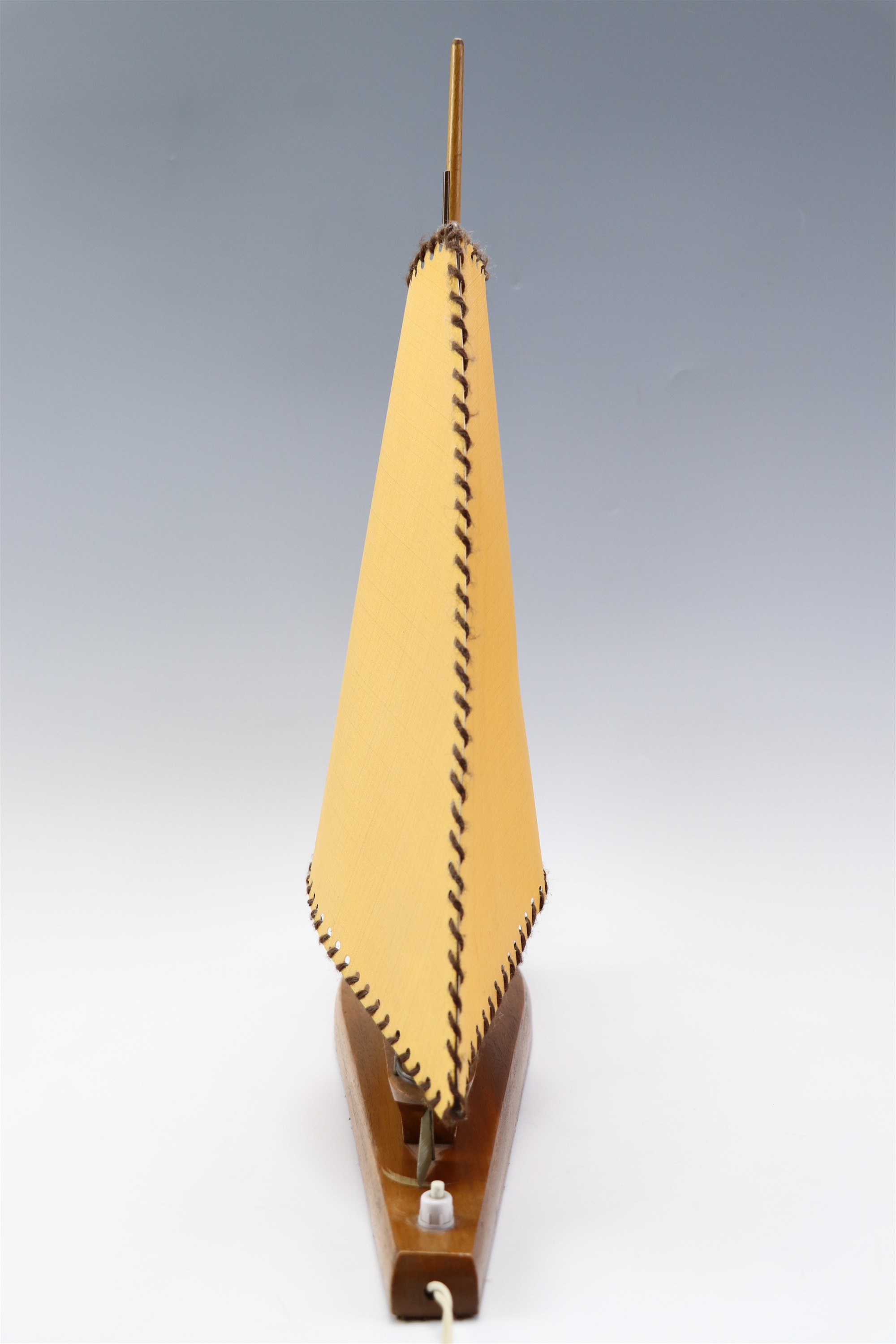 A vintage wooden table lamp in the form of a sailing boat / yacht, 49 cm - Image 5 of 6