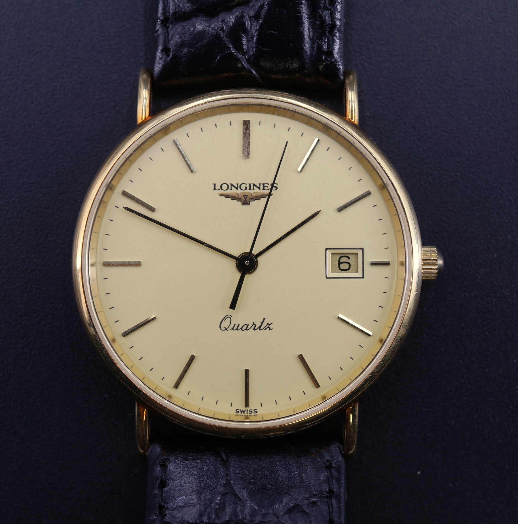 An 18 ct gold Longines wristwatch, having a six jewel quartz movement, the dial with baton - Image 2 of 8