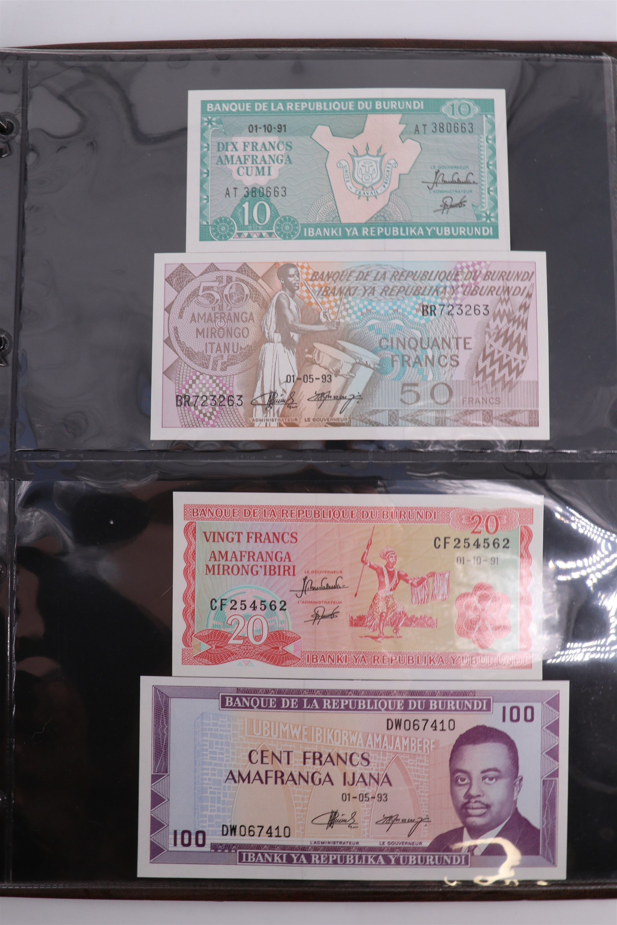 An album containing a collection of world banknotes, including Zaire (DR Congo), Ireland, - Image 86 of 87