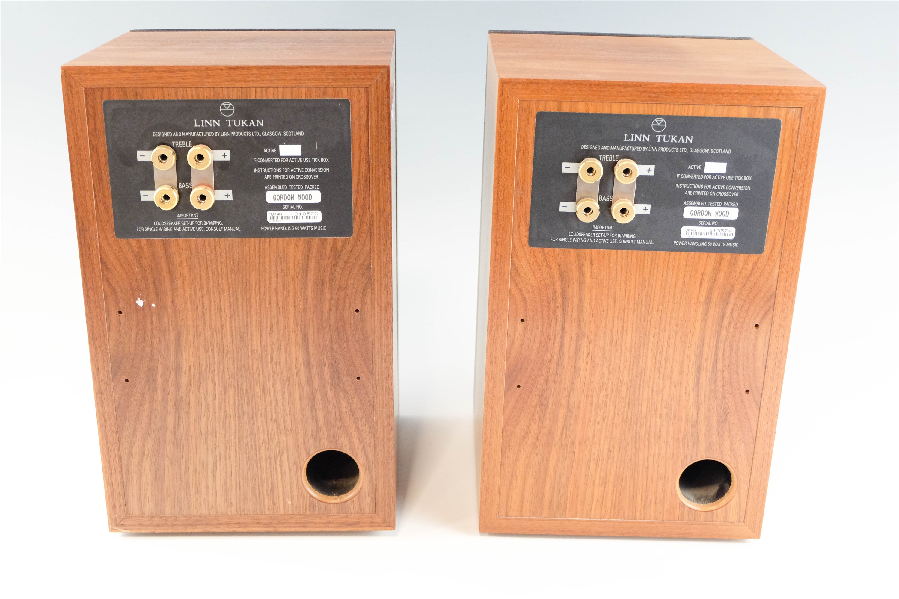 A pair of 1990s Linn Tukan bookshelf speakers, two way bass reflex, 19 x 18 x 30 cm - Bild 2 aus 3
