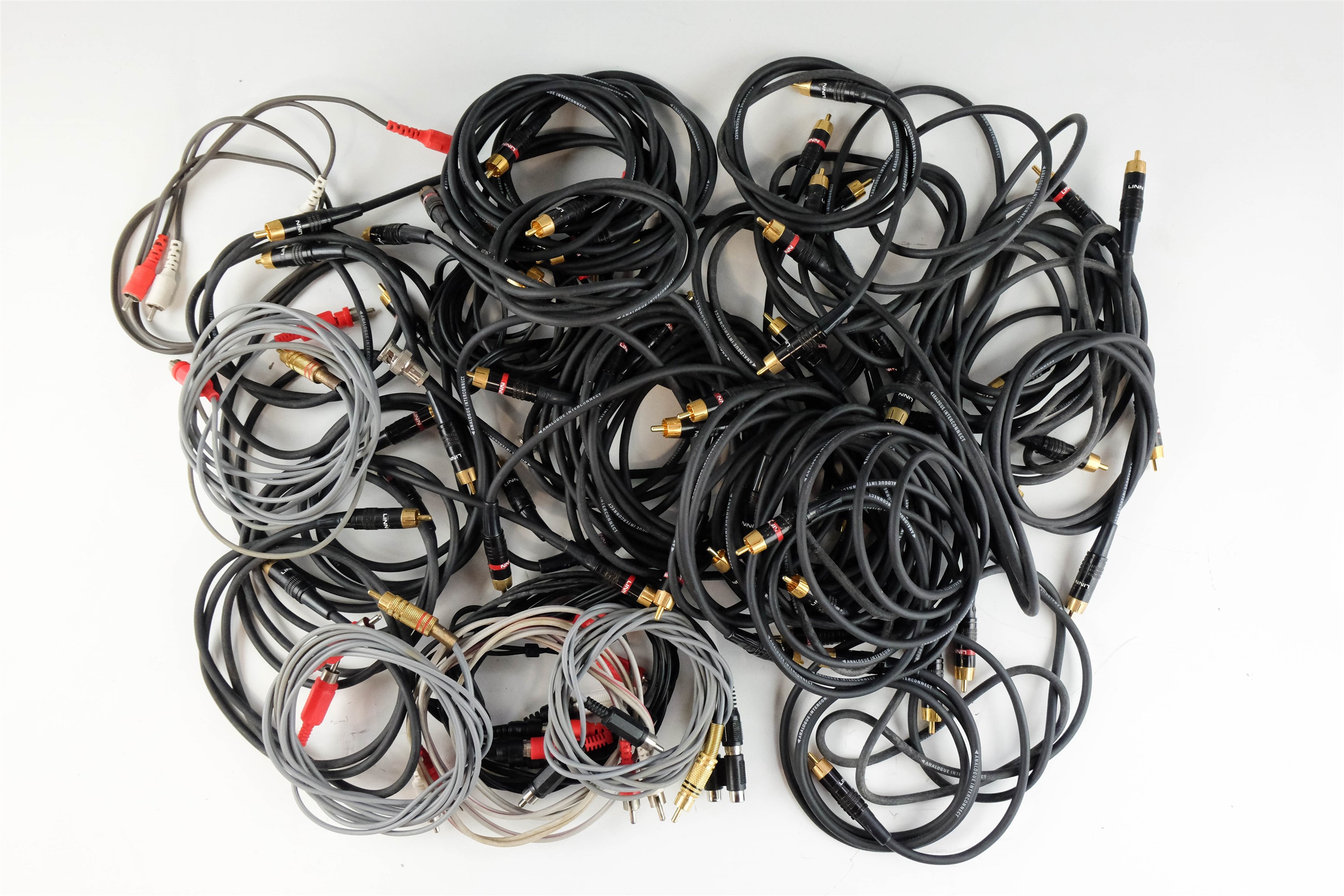 A quantity of Linn and other cables, including loudspeaker cables and 31 Linn RCA interconnect