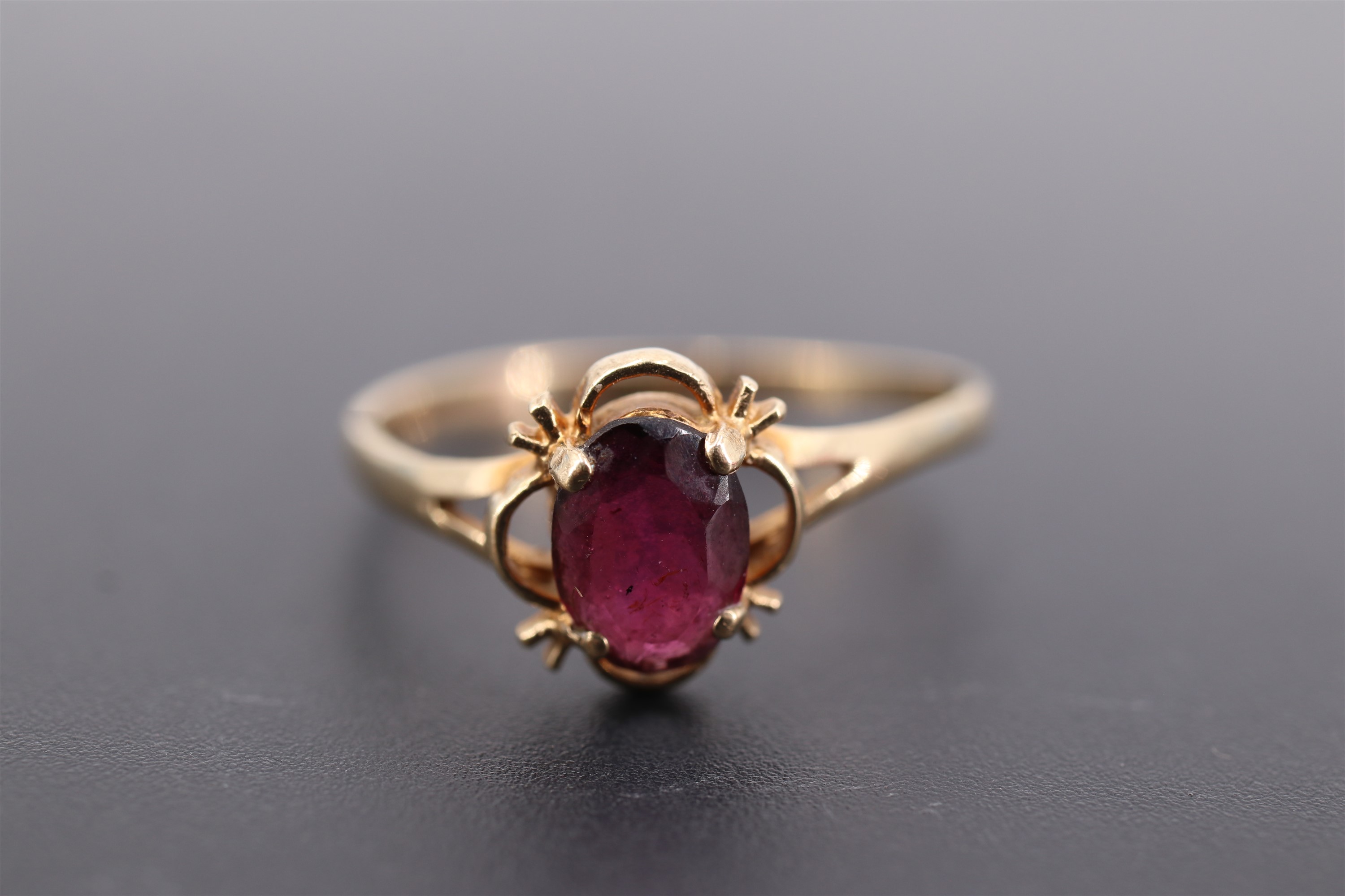 A vintage almandine and 9 ct gold ring, the oval cut stone of approx 1 ct claw set within a - Image 2 of 4