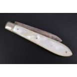 An early 20th Century silver and mother of pearl folding fruit knife, Sheffield, 1919, 21 g, 13 cm