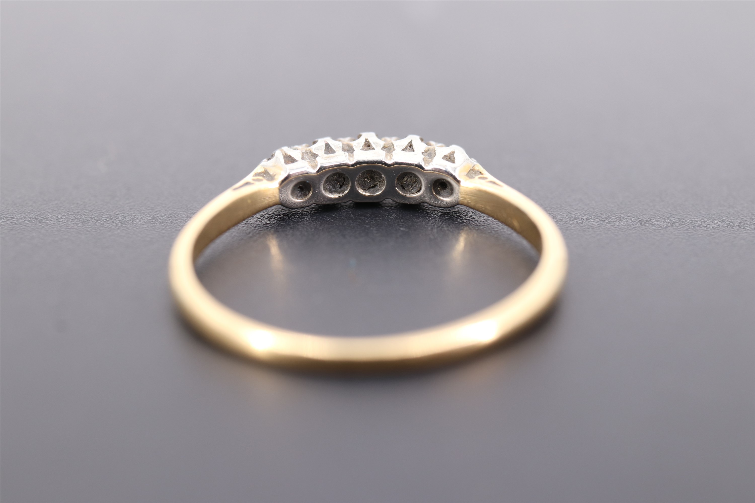 A vintage three-stone illusion-set diamond and 18 ct gold ring, P, 2.6 g - Image 3 of 4