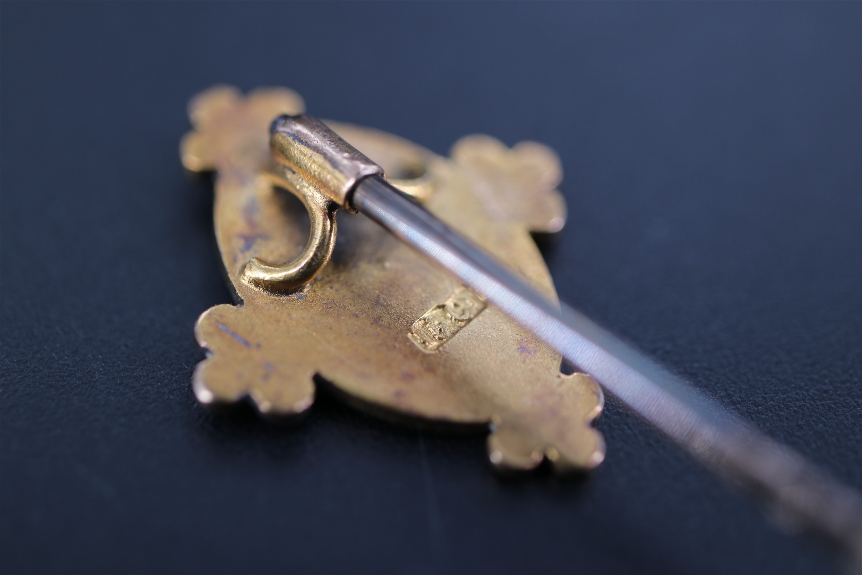 A Victorian diamond-set 9 ct yellow metal stick pin, terminal 18 mm x 22 mm, 4.1 g - Image 3 of 3