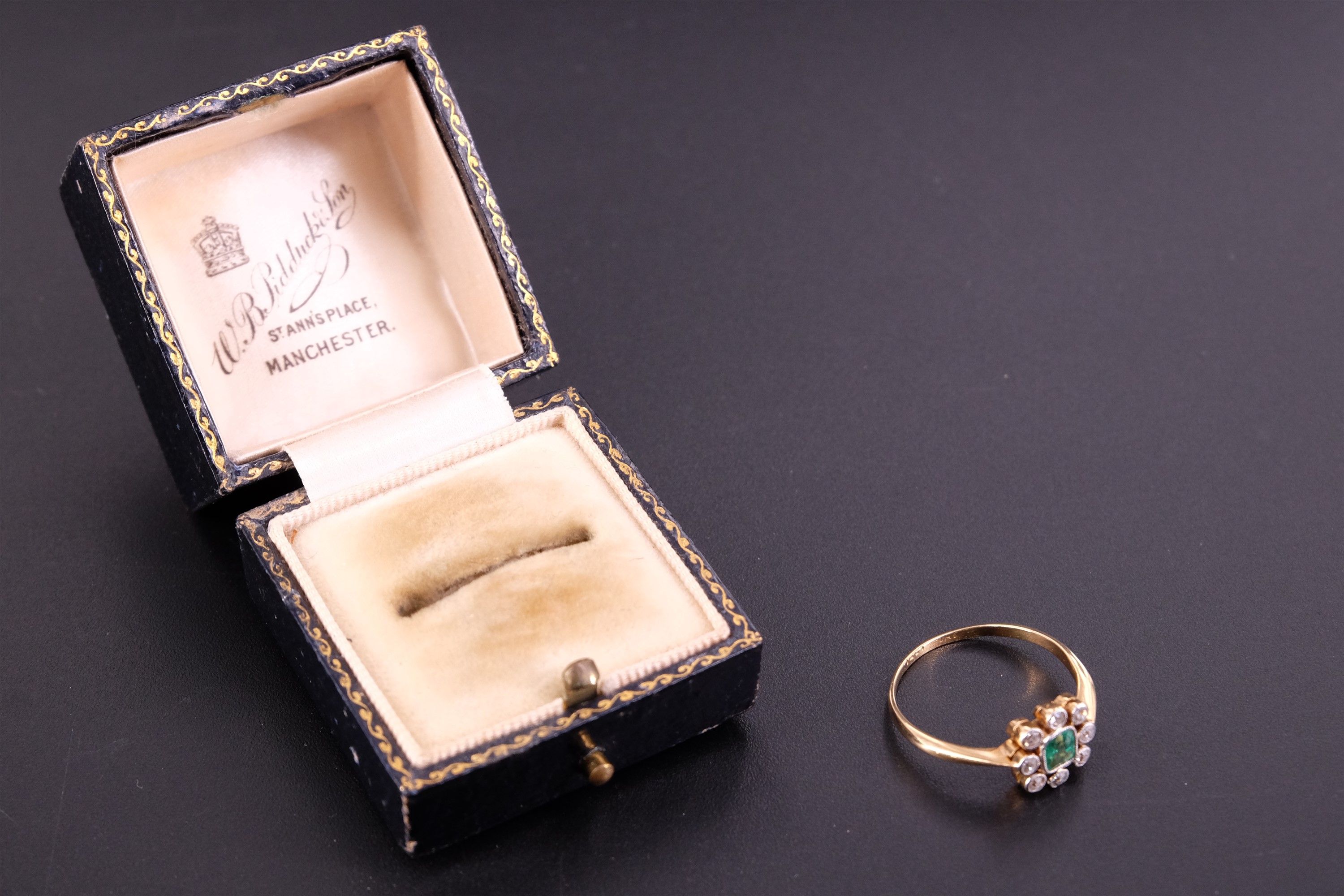 An early 20th Century emerald and diamond finger ring, comprising a central cushion-cut stone - Image 5 of 6