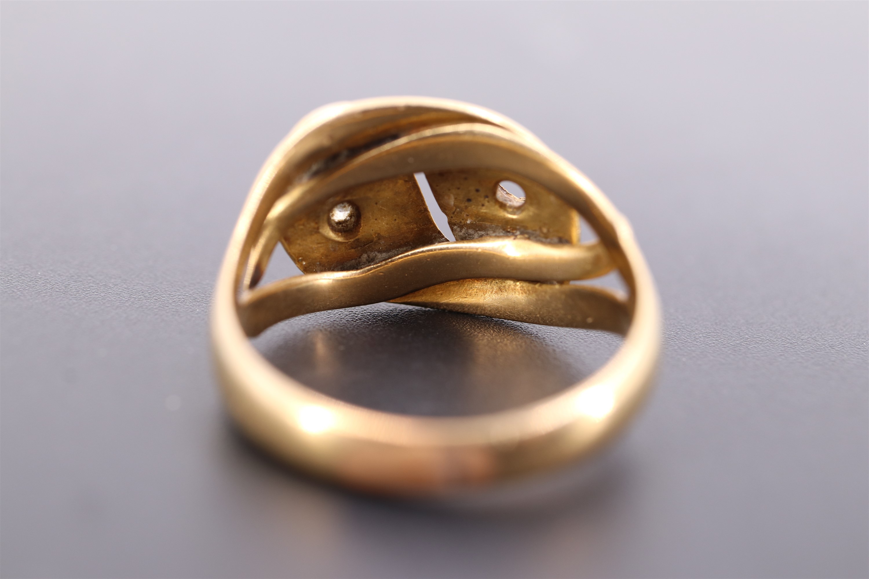 A diamond-set high carat yellow metal double-serpent ring, (one stone lacking), 7.3 g - Image 3 of 3
