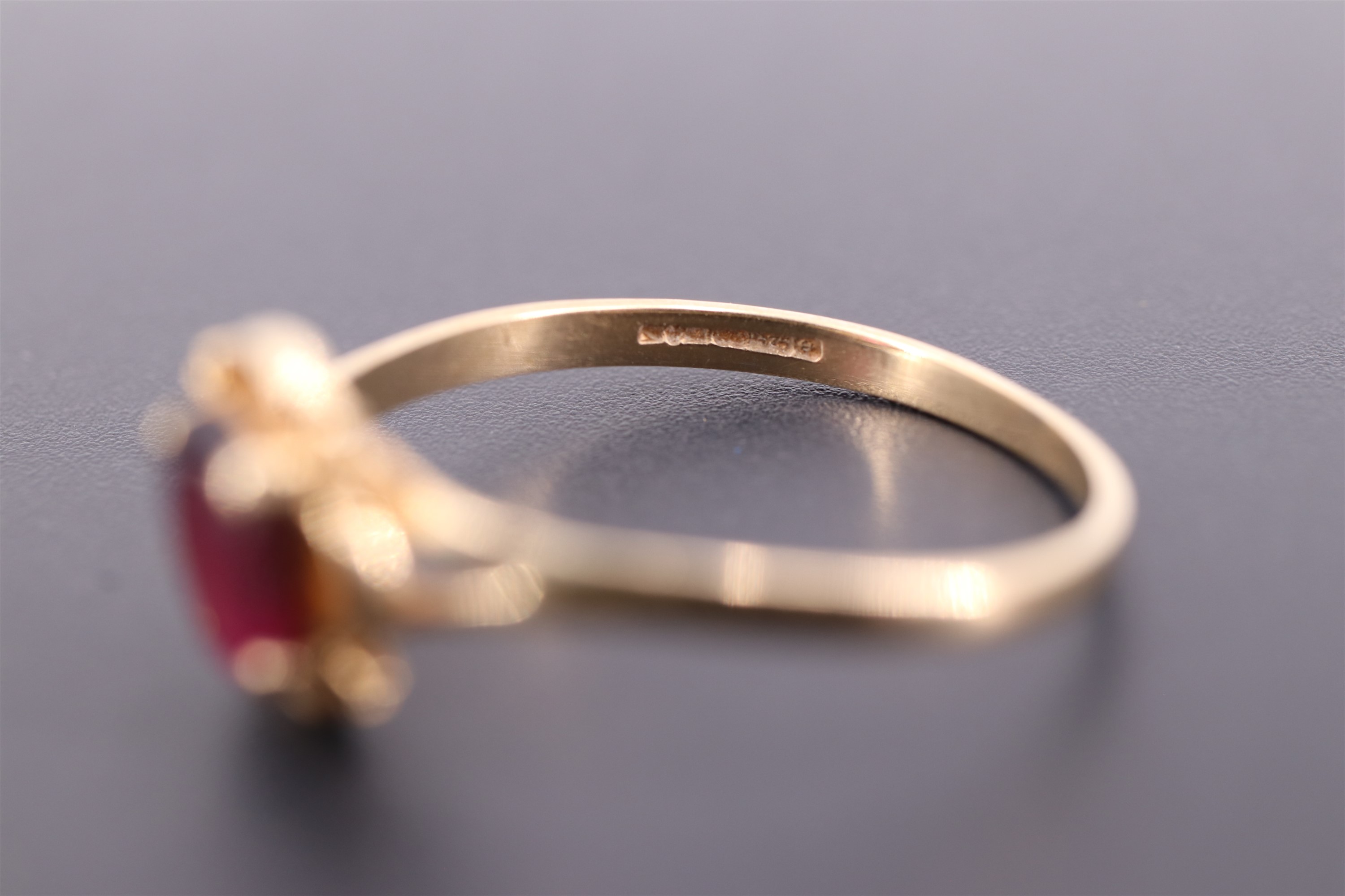 A vintage almandine and 9 ct gold ring, the oval cut stone of approx 1 ct claw set within a - Image 4 of 4