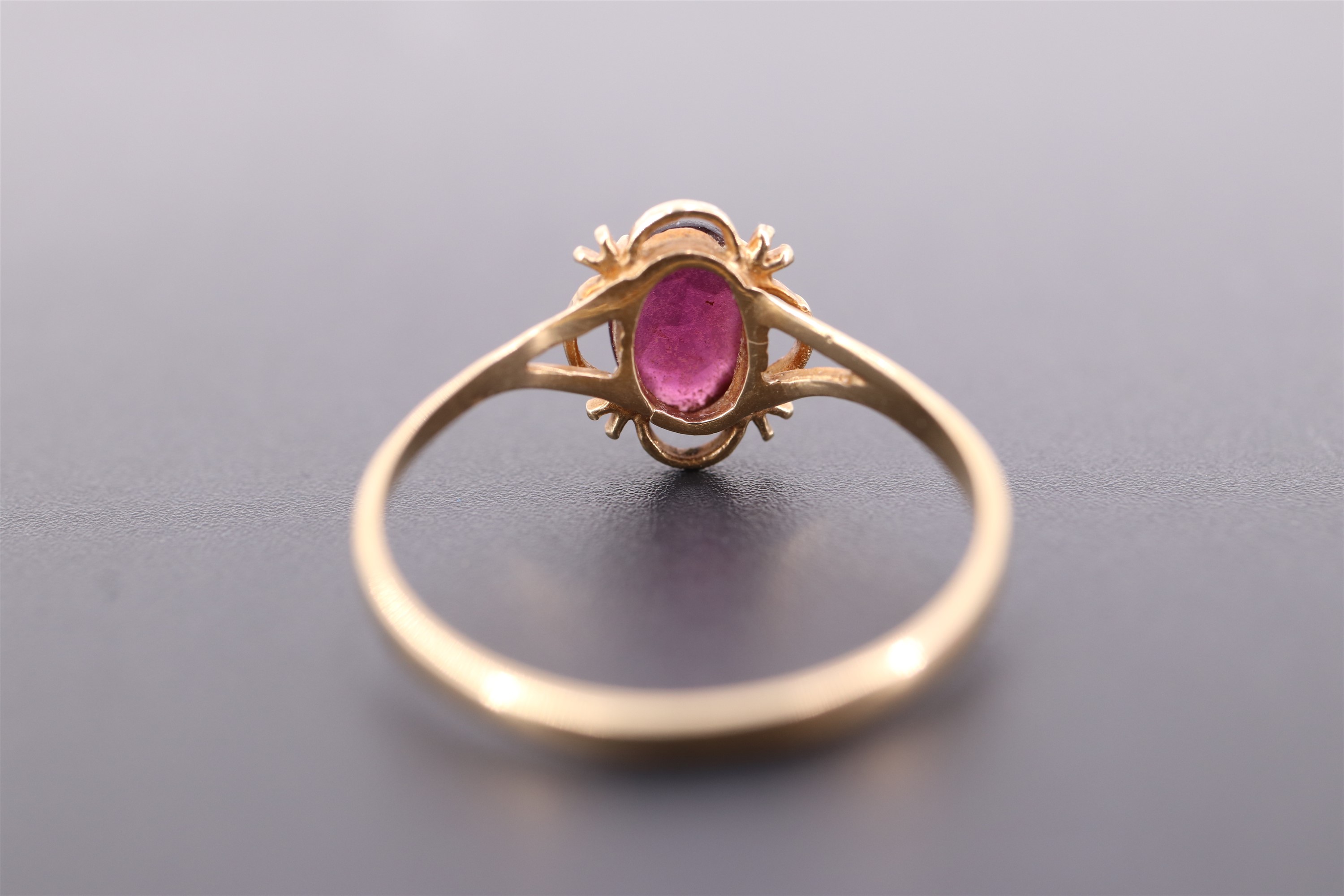 A vintage almandine and 9 ct gold ring, the oval cut stone of approx 1 ct claw set within a - Image 3 of 4