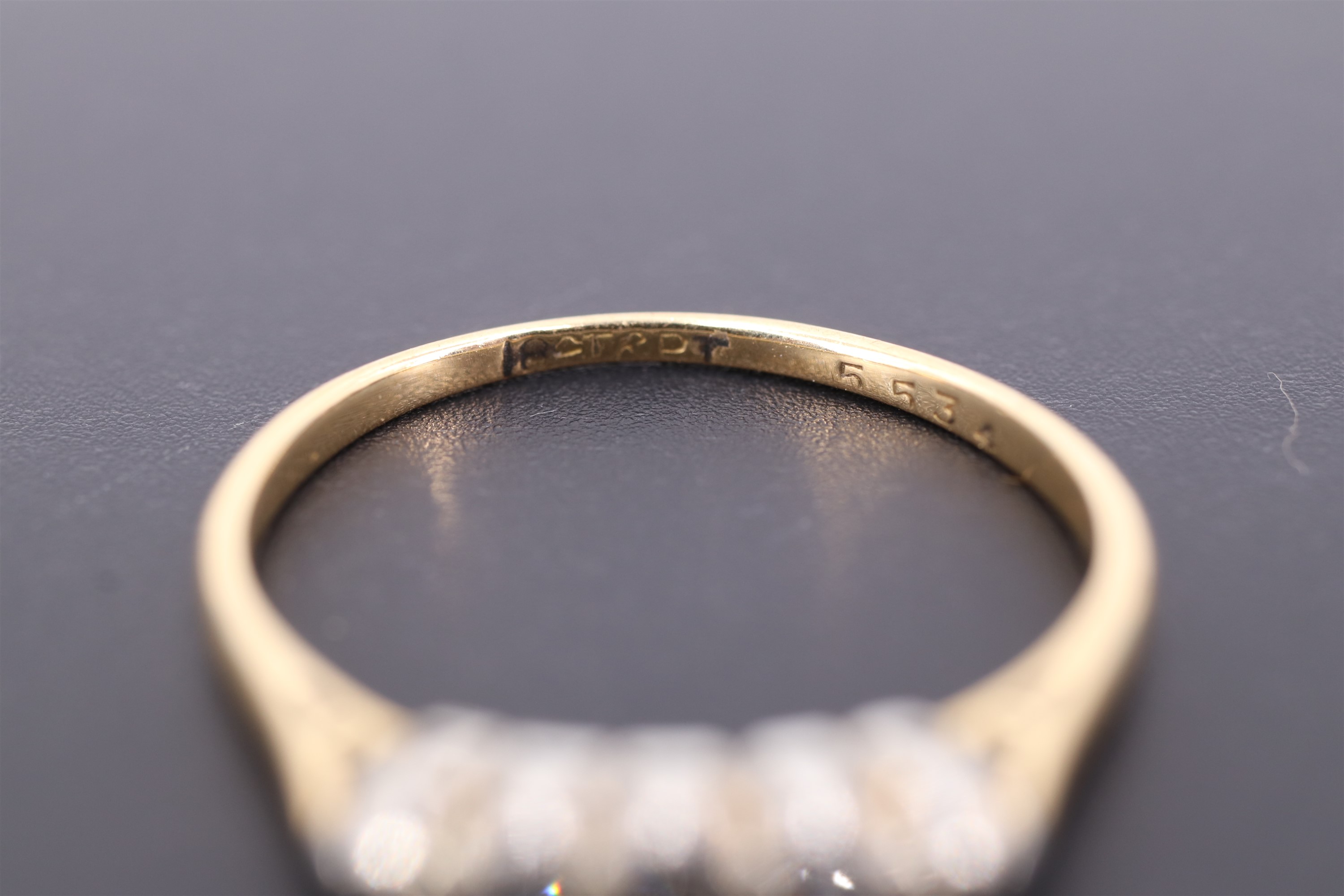 A vintage three-stone illusion-set diamond and 18 ct gold ring, P, 2.6 g - Image 4 of 4