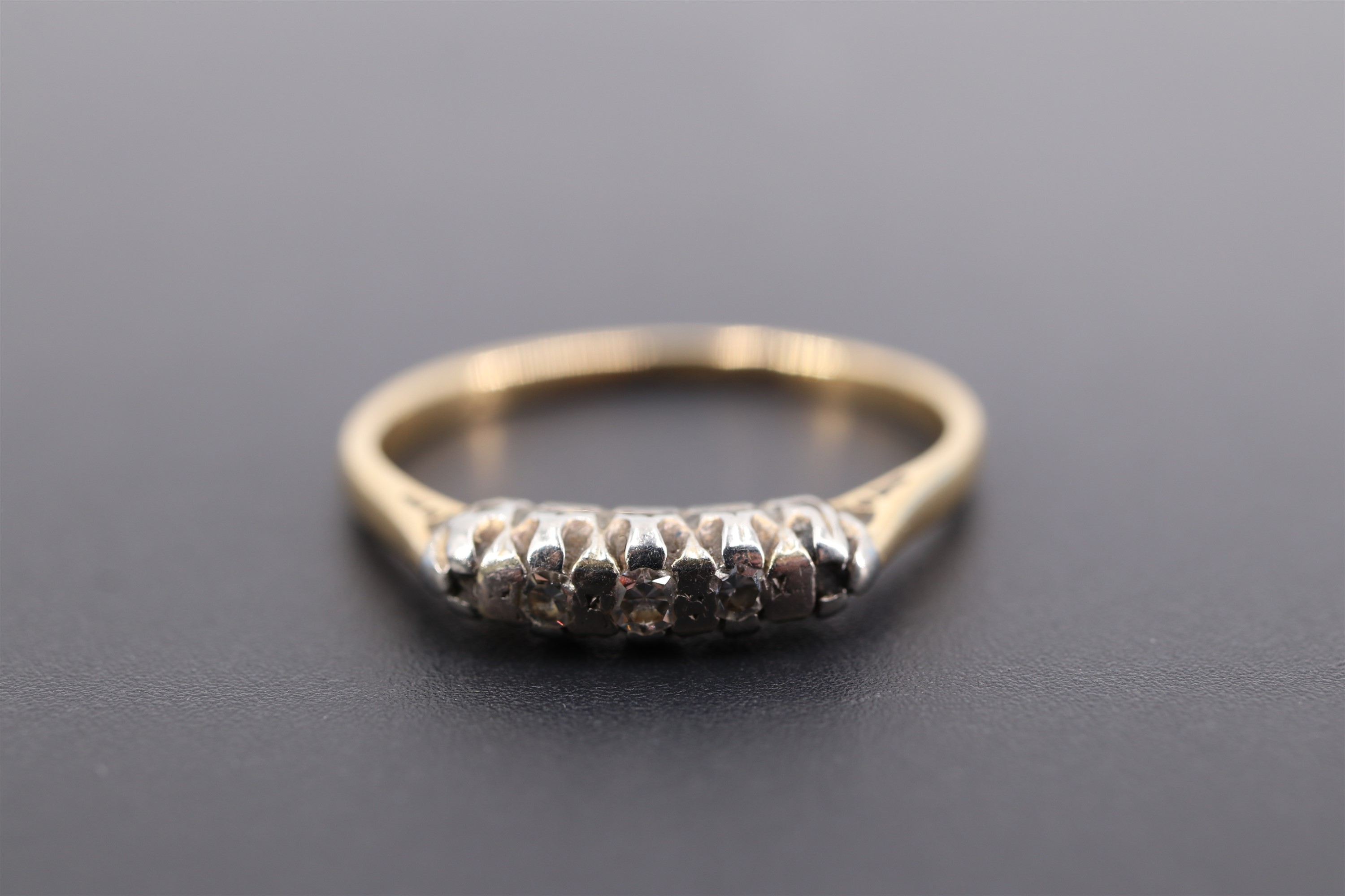 A vintage three-stone illusion-set diamond and 18 ct gold ring, P, 2.6 g - Image 2 of 4