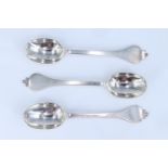 Three early 20th Century silver trefid teaspoons, London, 1917, 46 g gross, 12 cm