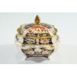 A small Royal Crown Derby Imari covered pot, shape 2451, dated code for 1936, 8 cm