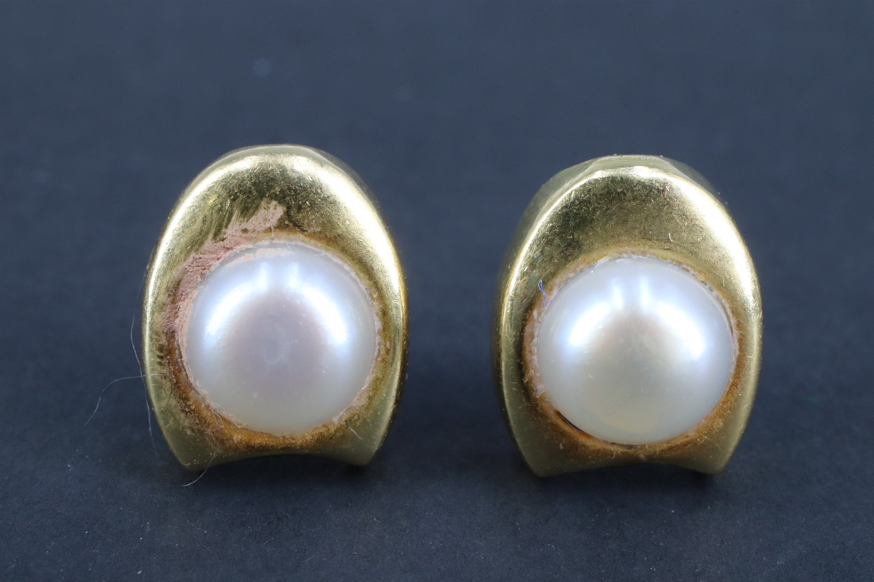 Two pairs of late 20th Century yellow metal earrings, comprising a pair set with 6 mm pearls, and - Image 2 of 4