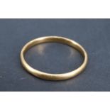 An antique 22 ct gold wedding band, O/P, 1.6 g, in period ring box
