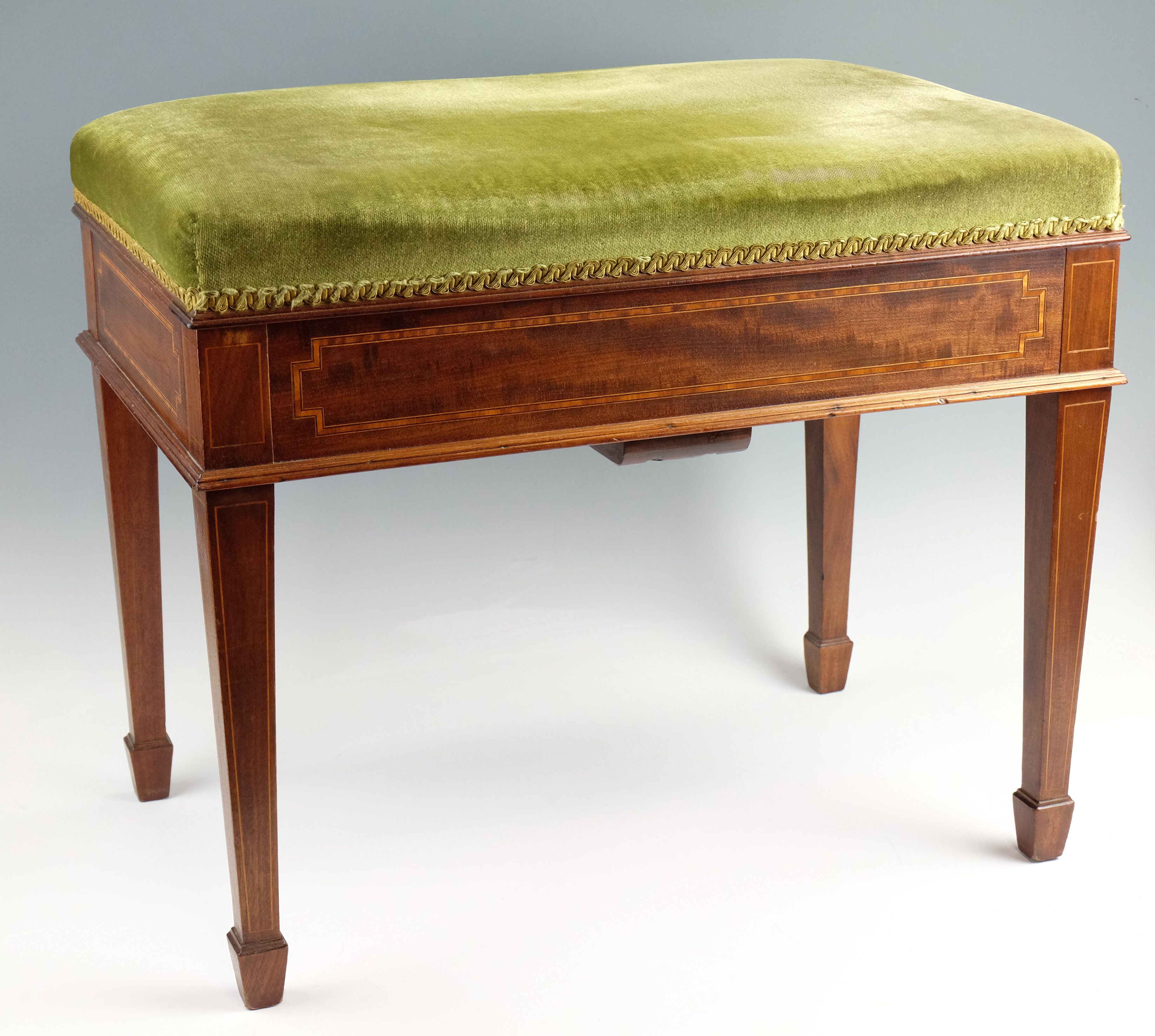 An early 20th Century Sheraton Revival inlaid-mahogany music stool, 62 cm x 39 cm x 50 cm - Image 2 of 4