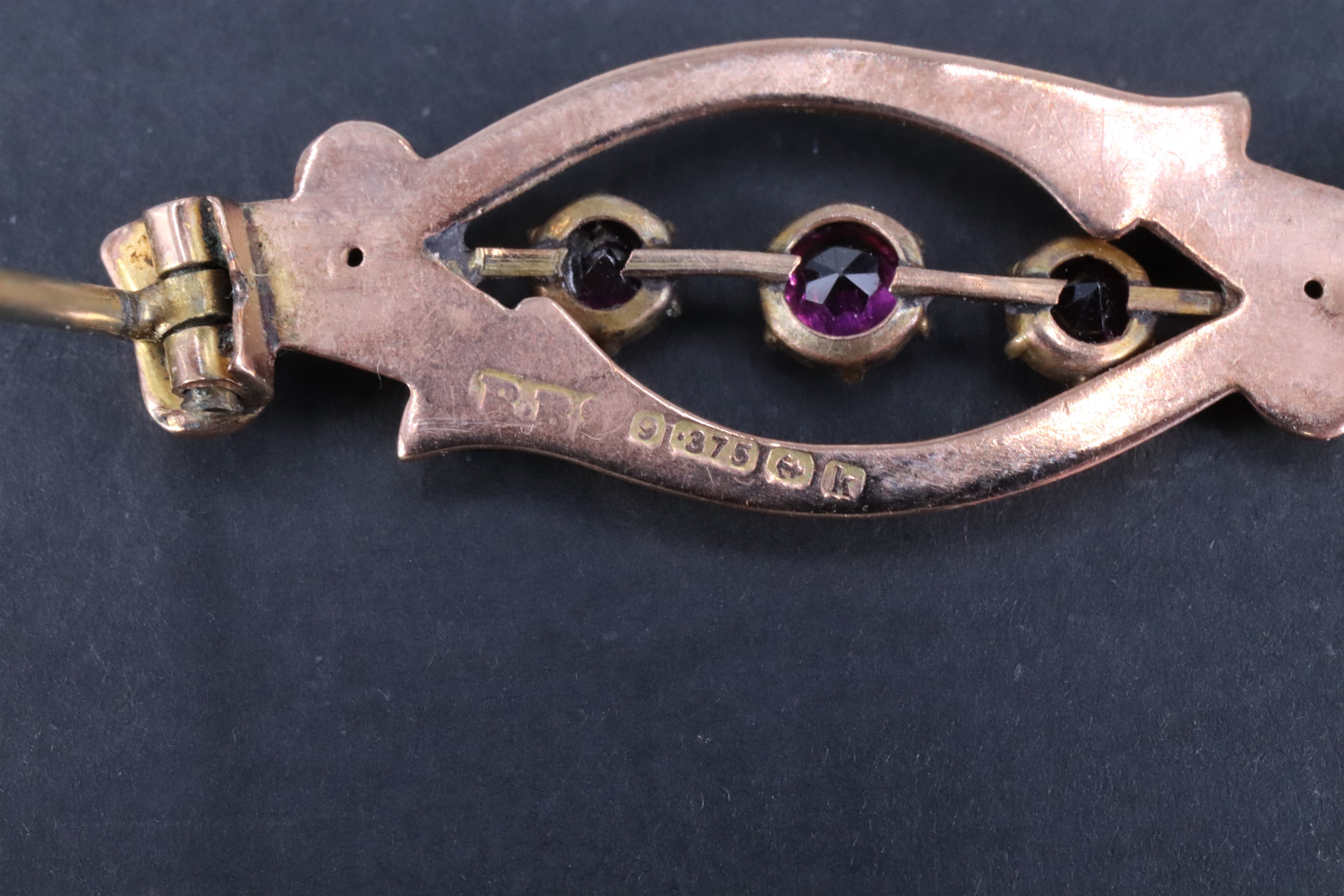 Two late 19th / early 20th Century 9 ct gold brooches, respectively set with three almandines open - Image 3 of 3