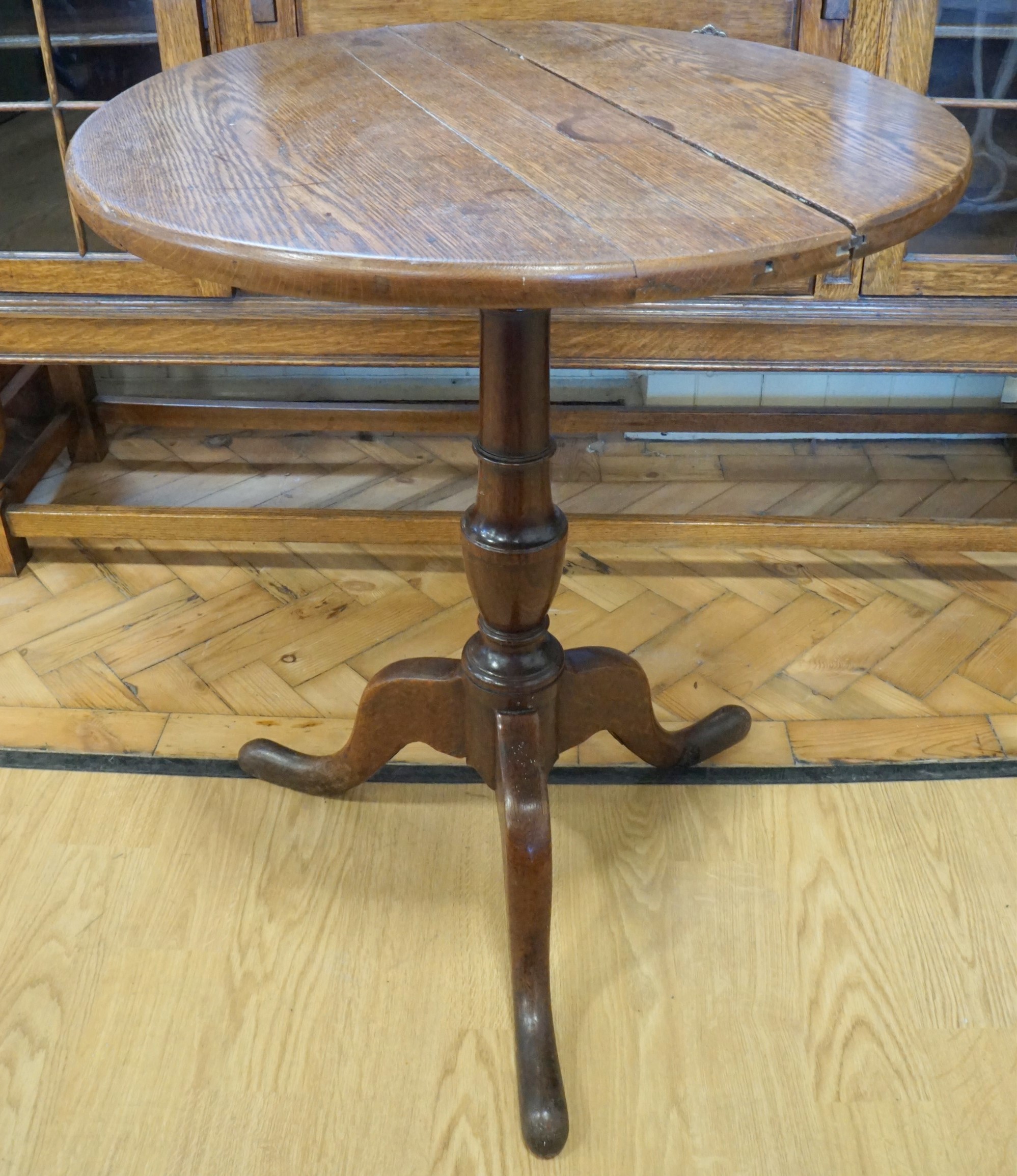 A George III oak tripod table, 57 x 71 cm
