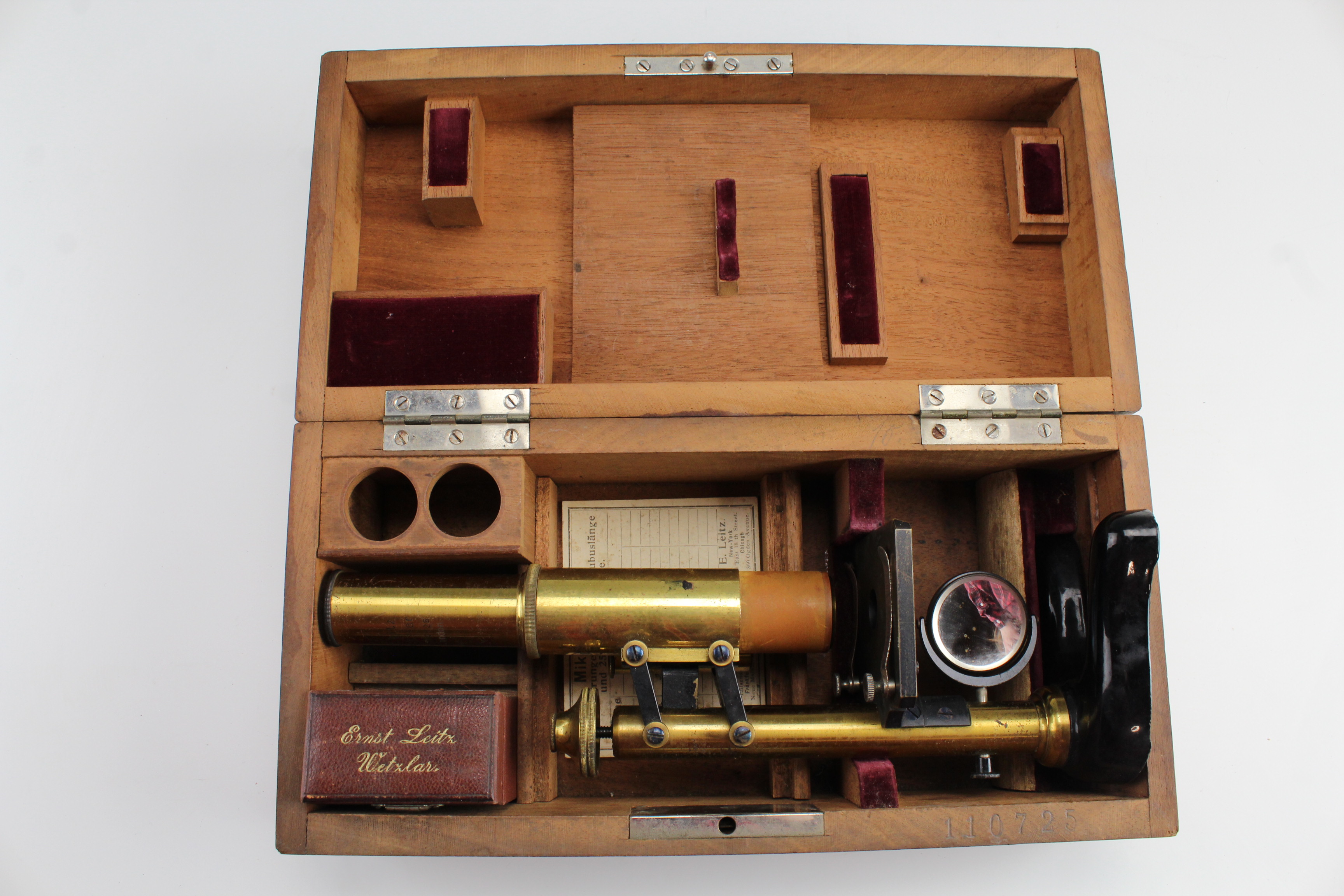 A 1908 E Leitz Wetzlar brass and black lacquered monocular microscope, cased with two lenses, 26.5 - Image 2 of 3