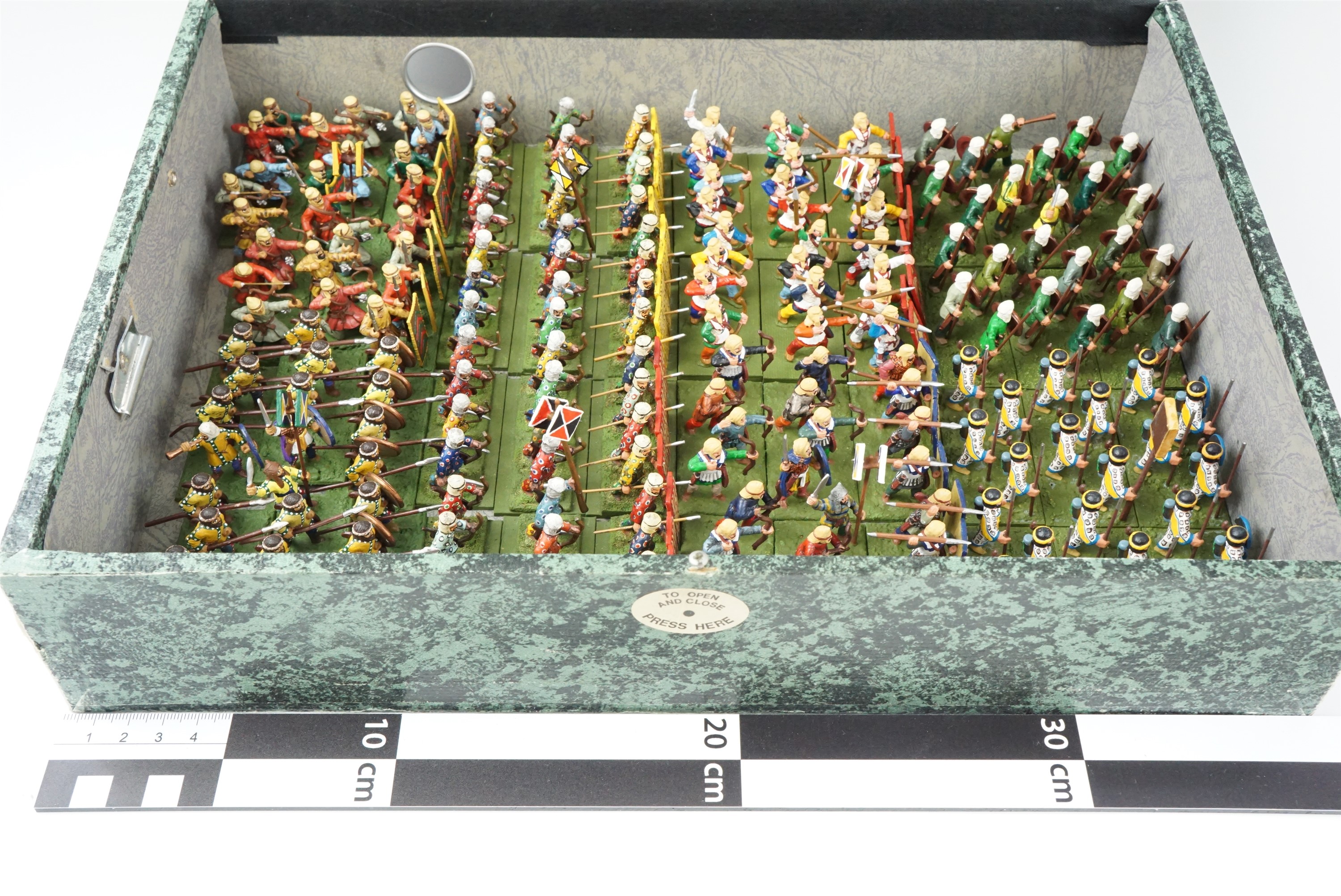 [ Wargaming ] A large quantity of war games scale model classical Greek and Persian soldiers - Image 11 of 11