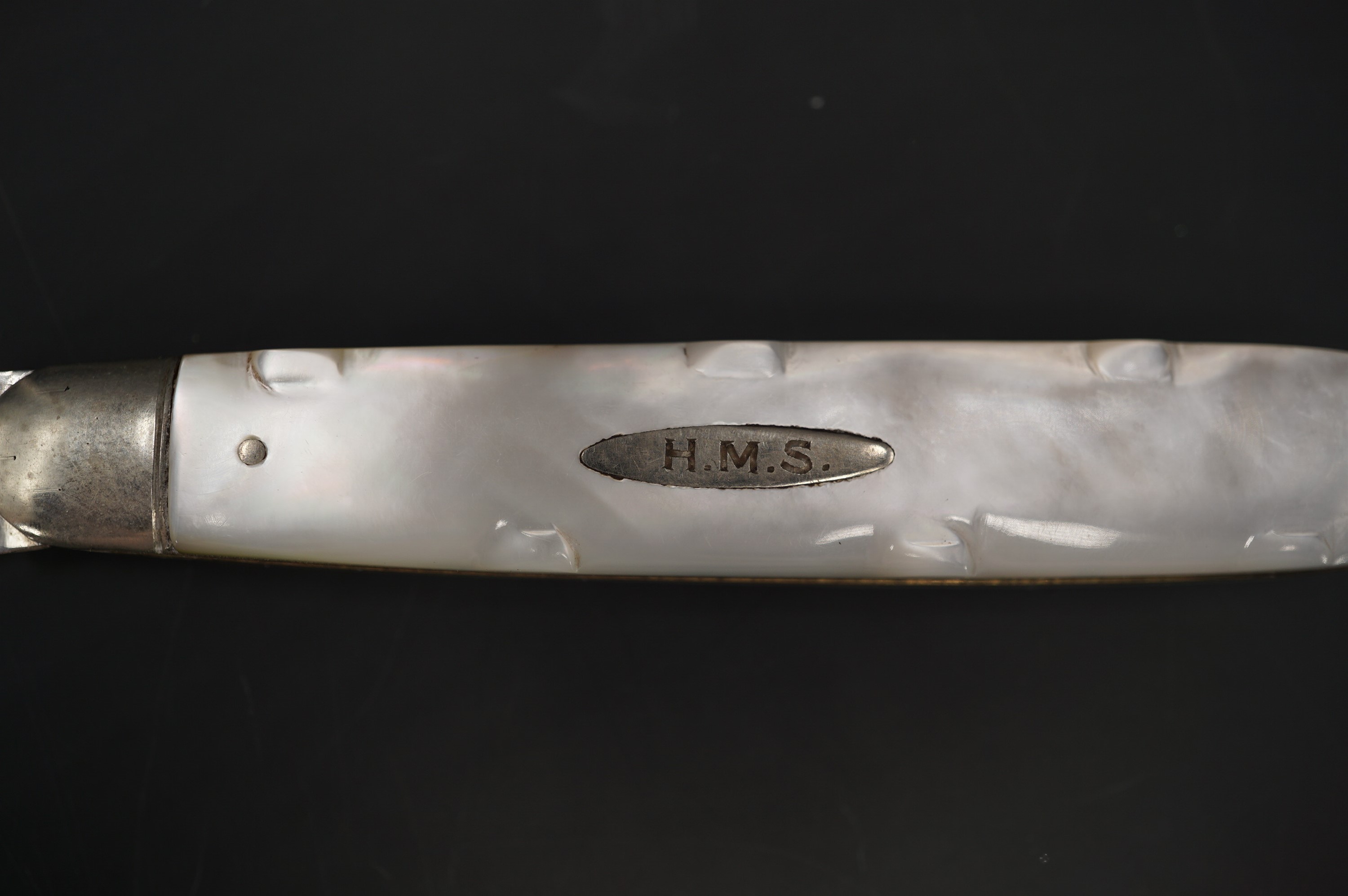 An Edwardian silver mother-of-pearl handled fruit knife, Hilliard & Thomason, Sheffield, 1904, 18 g, - Image 3 of 4