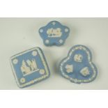 Two late 20th Century Wedgwood jasperware trinket boxes and a pin dish, largest box 10 x 10 x 5