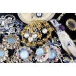 Vintage and later jewellery, including and enamelled gilt metal mourning locket brooch set with a