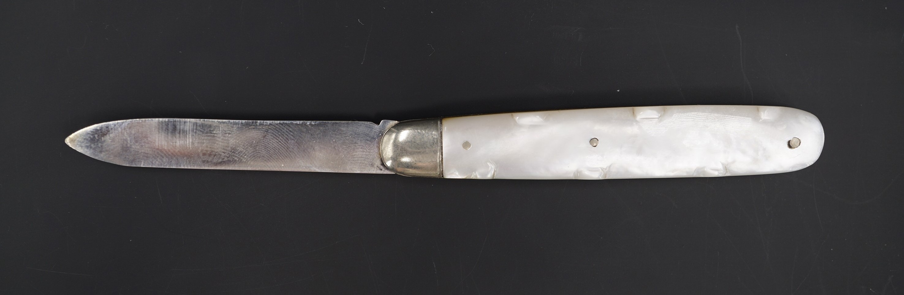 An Edwardian silver mother-of-pearl handled fruit knife, Hilliard & Thomason, Sheffield, 1904, 18 g, - Image 4 of 4