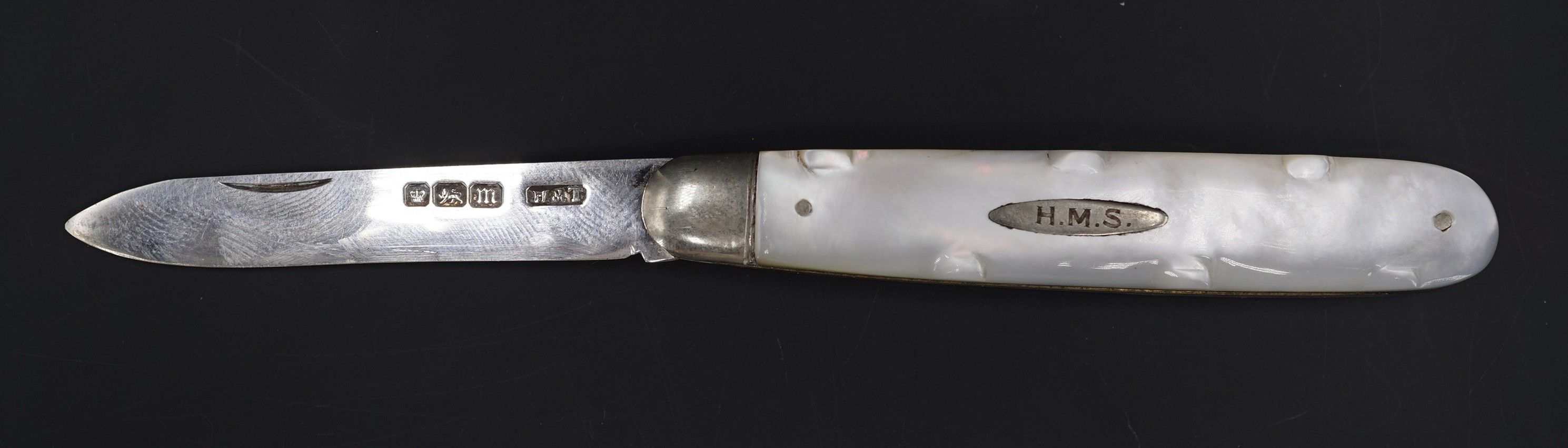 An Edwardian silver mother-of-pearl handled fruit knife, Hilliard & Thomason, Sheffield, 1904, 18 g,