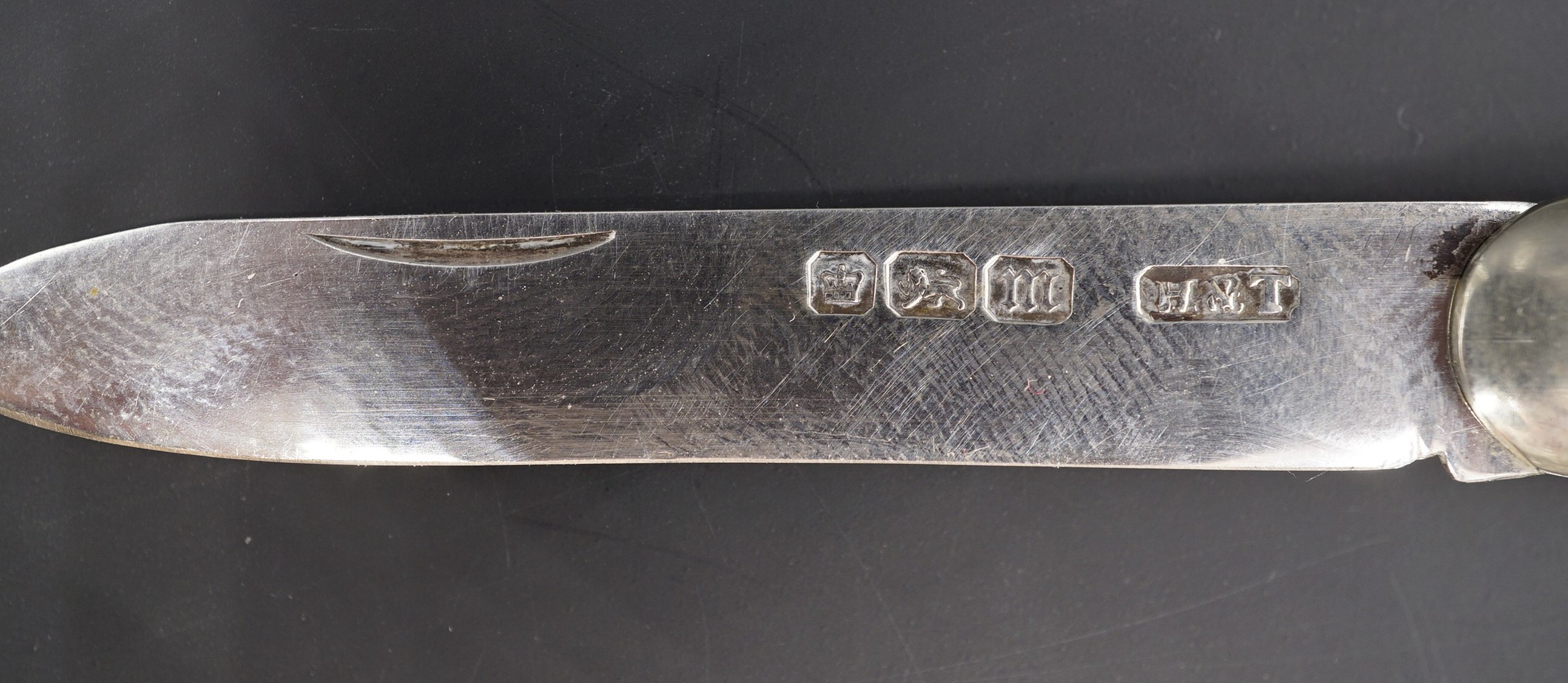 An Edwardian silver mother-of-pearl handled fruit knife, Hilliard & Thomason, Sheffield, 1904, 18 g, - Image 2 of 4