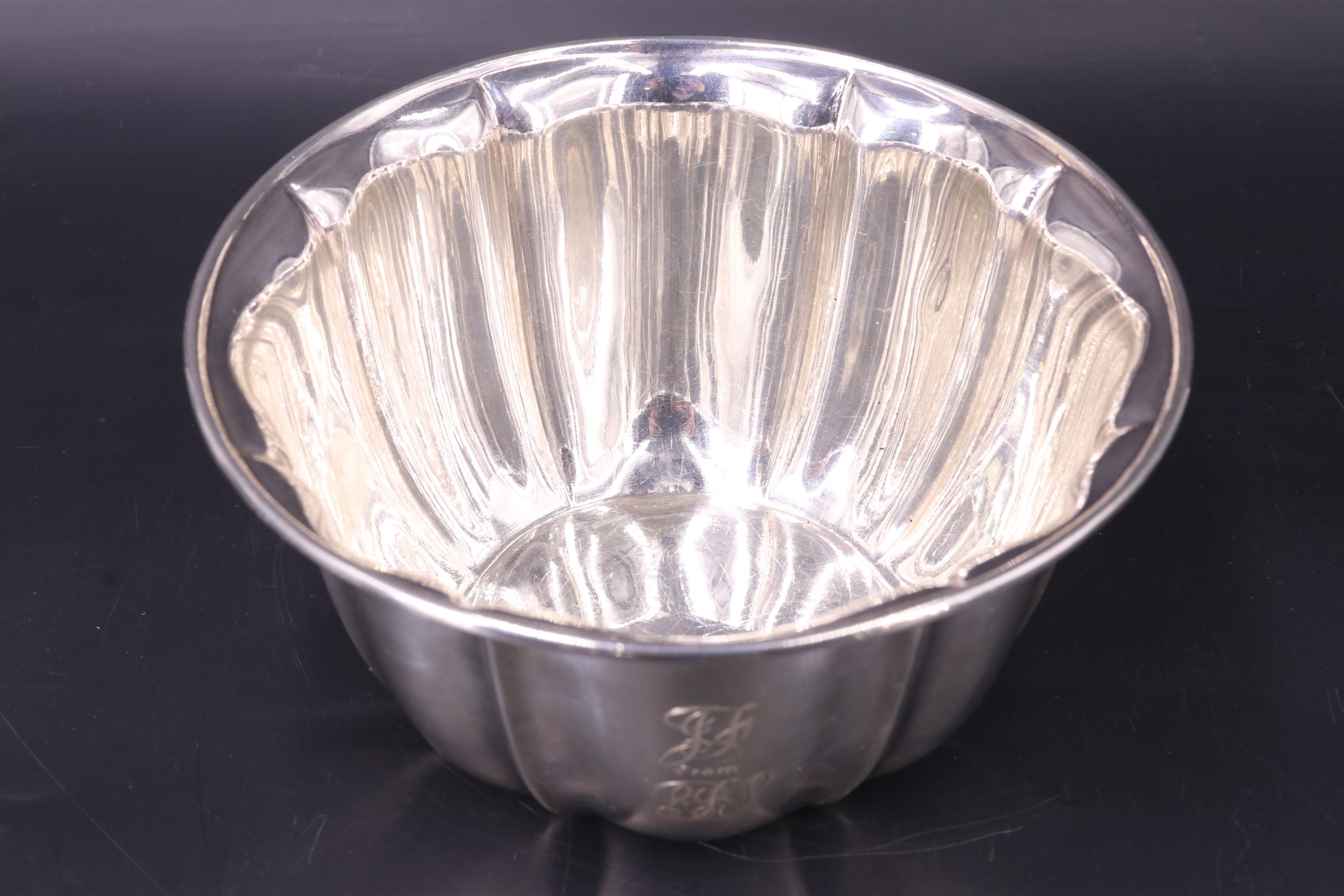 A cased Edwardian silver christening bowl and spoon, Atkin Brothers, Sheffield, 1904, 178 g gross, - Image 3 of 8