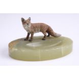 A green onyx dish with cold-painted fox ornament, 12 cm