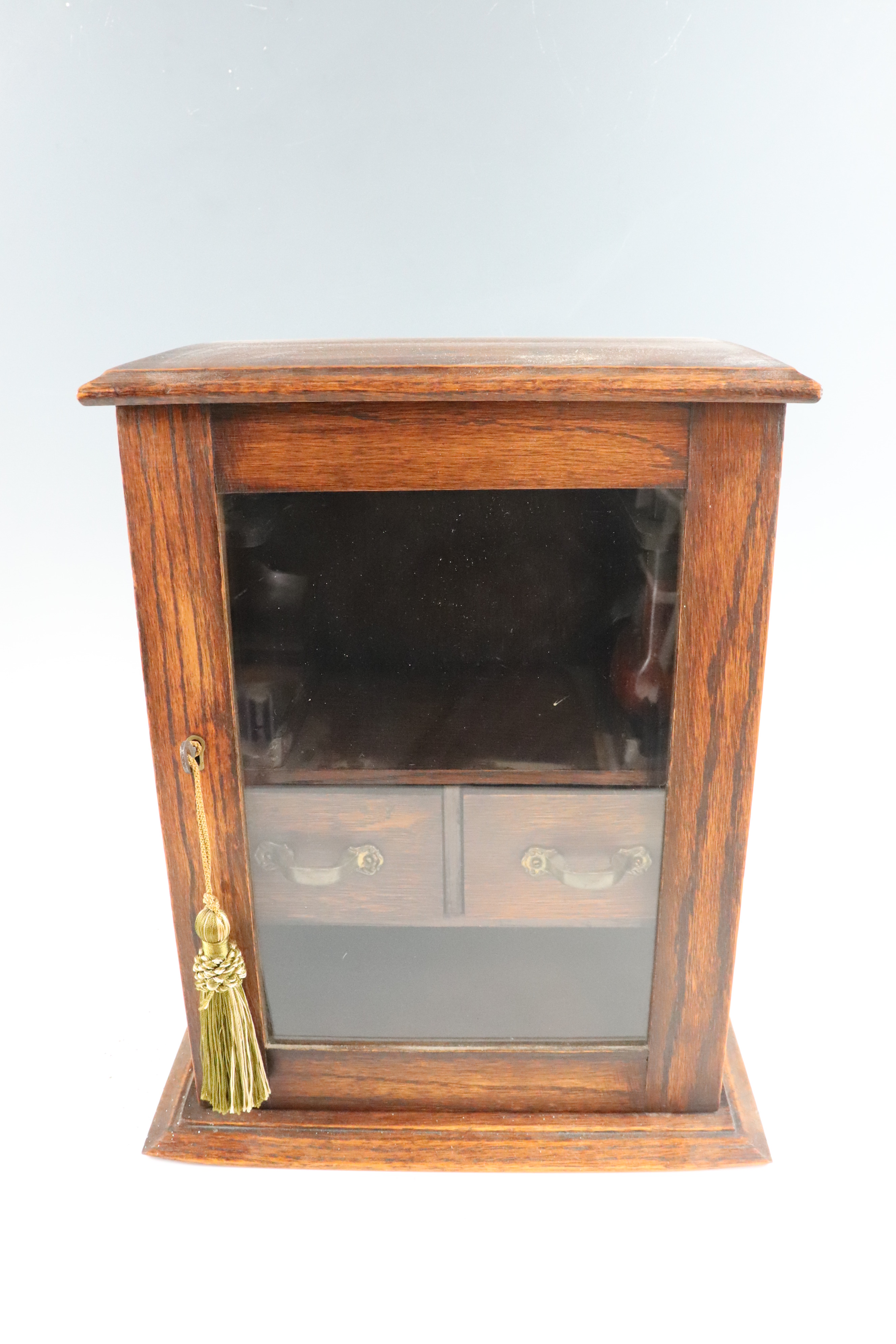 A George V oak smoker's cabinet, including a Millville pipe, 30 x 20 x 36 cm