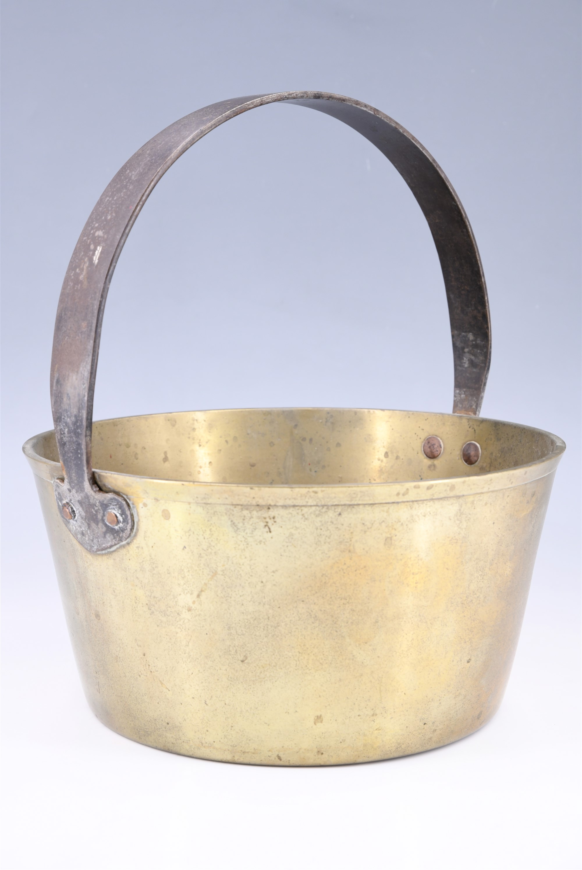 A Victorian cast brass and wrought iron jam pan, 27.5 cm diameter - Image 2 of 4