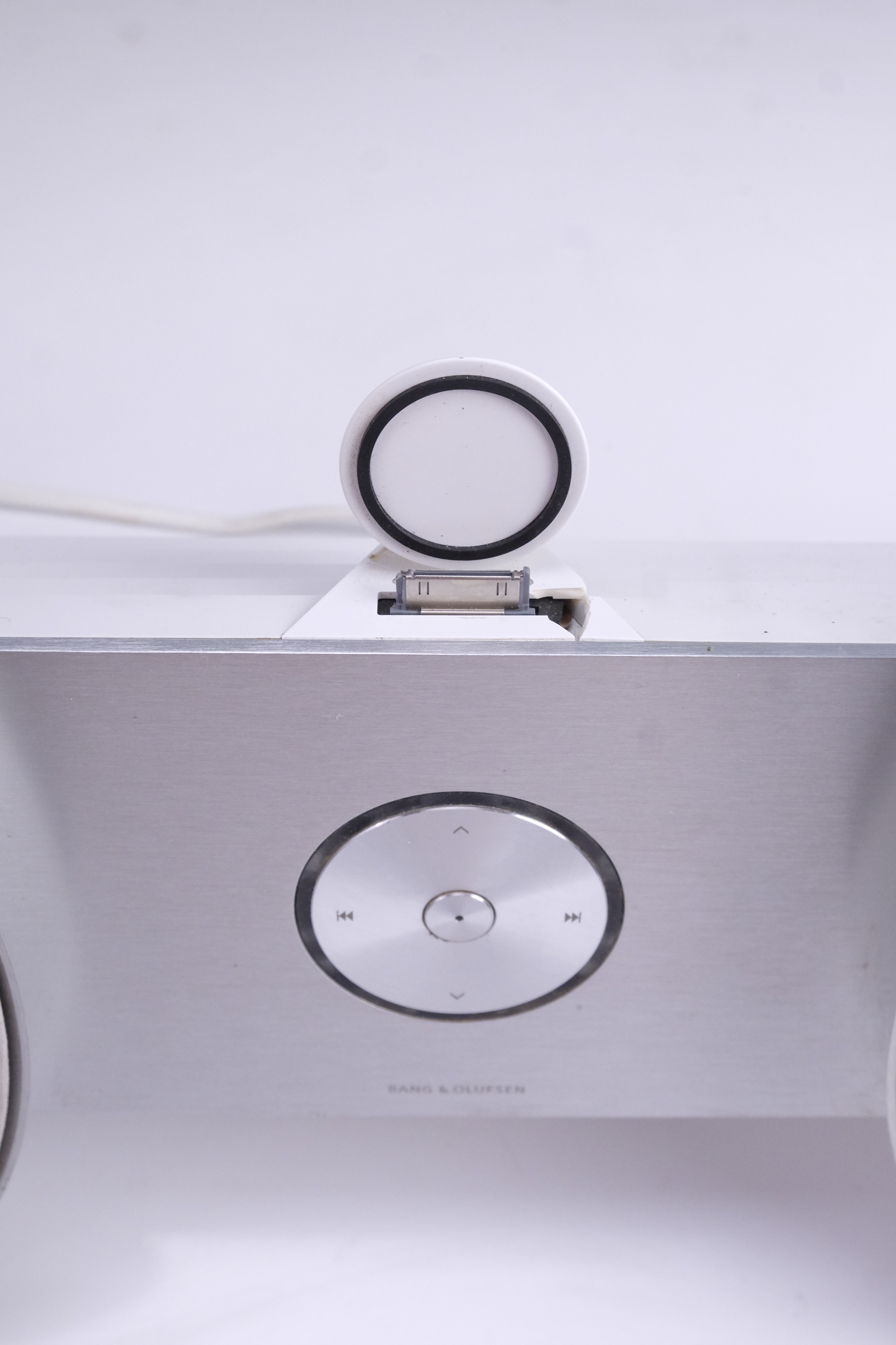 A 'Bang and Olufsen Beosound 8' audio iPod dock stereo system, with remote and iPod Nano, 66 x 17 - Image 4 of 7
