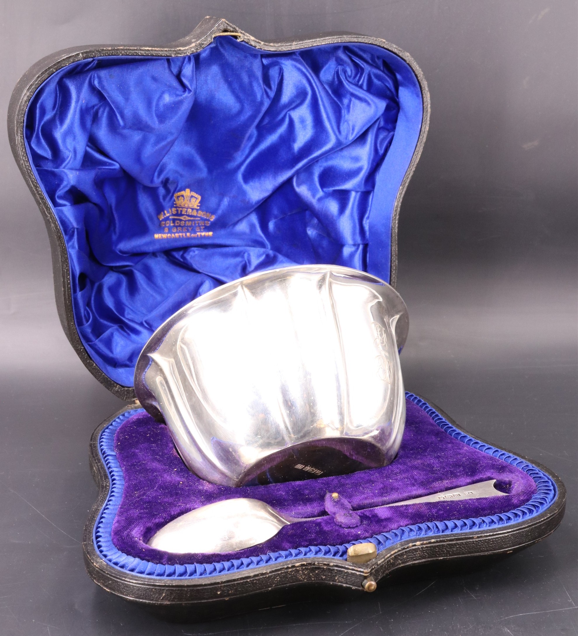 A cased Edwardian silver christening bowl and spoon, Atkin Brothers, Sheffield, 1904, 178 g gross,