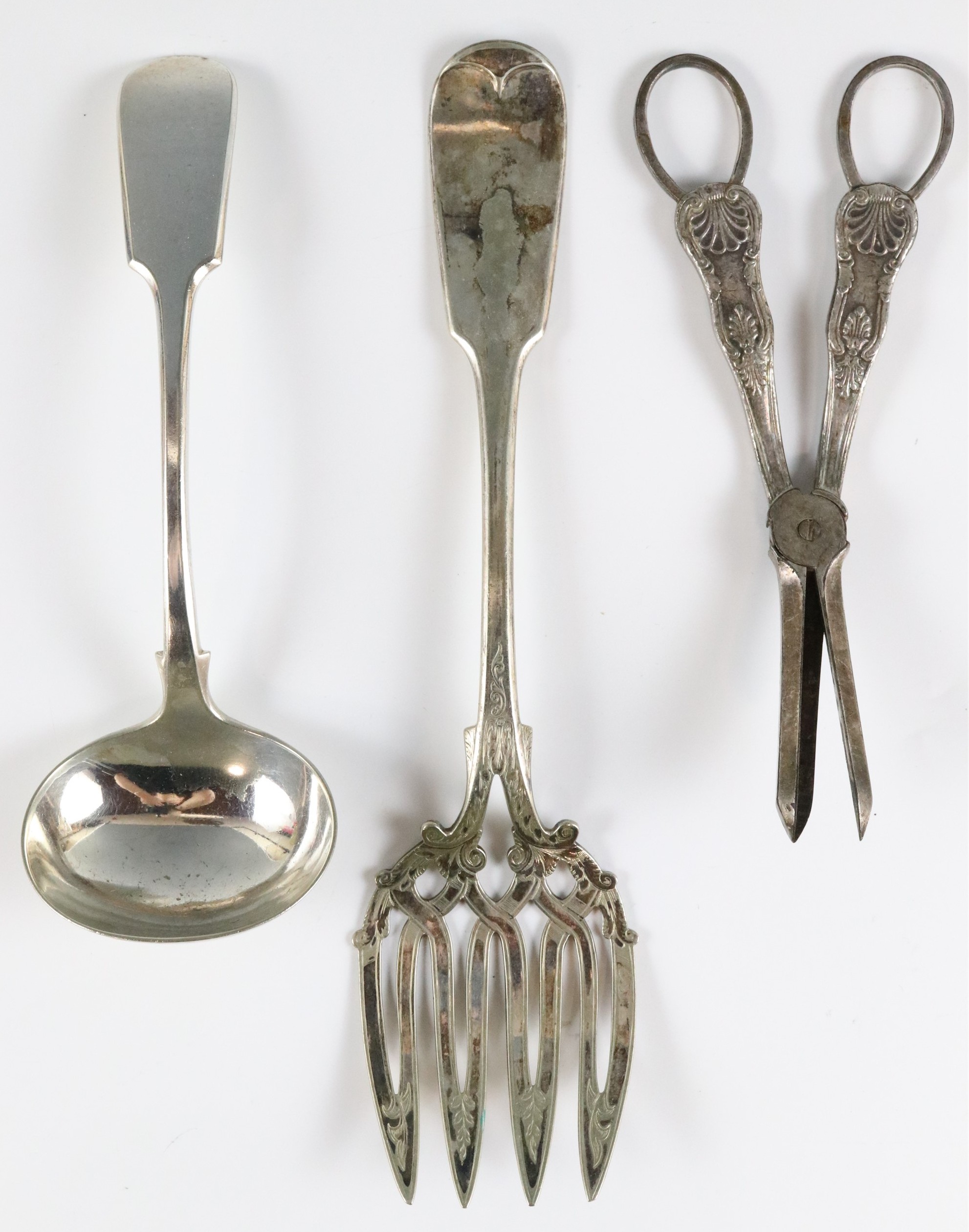 A quantity of Victorian and later silver plate, including a pair of Sheffield plate decanter - Image 18 of 26