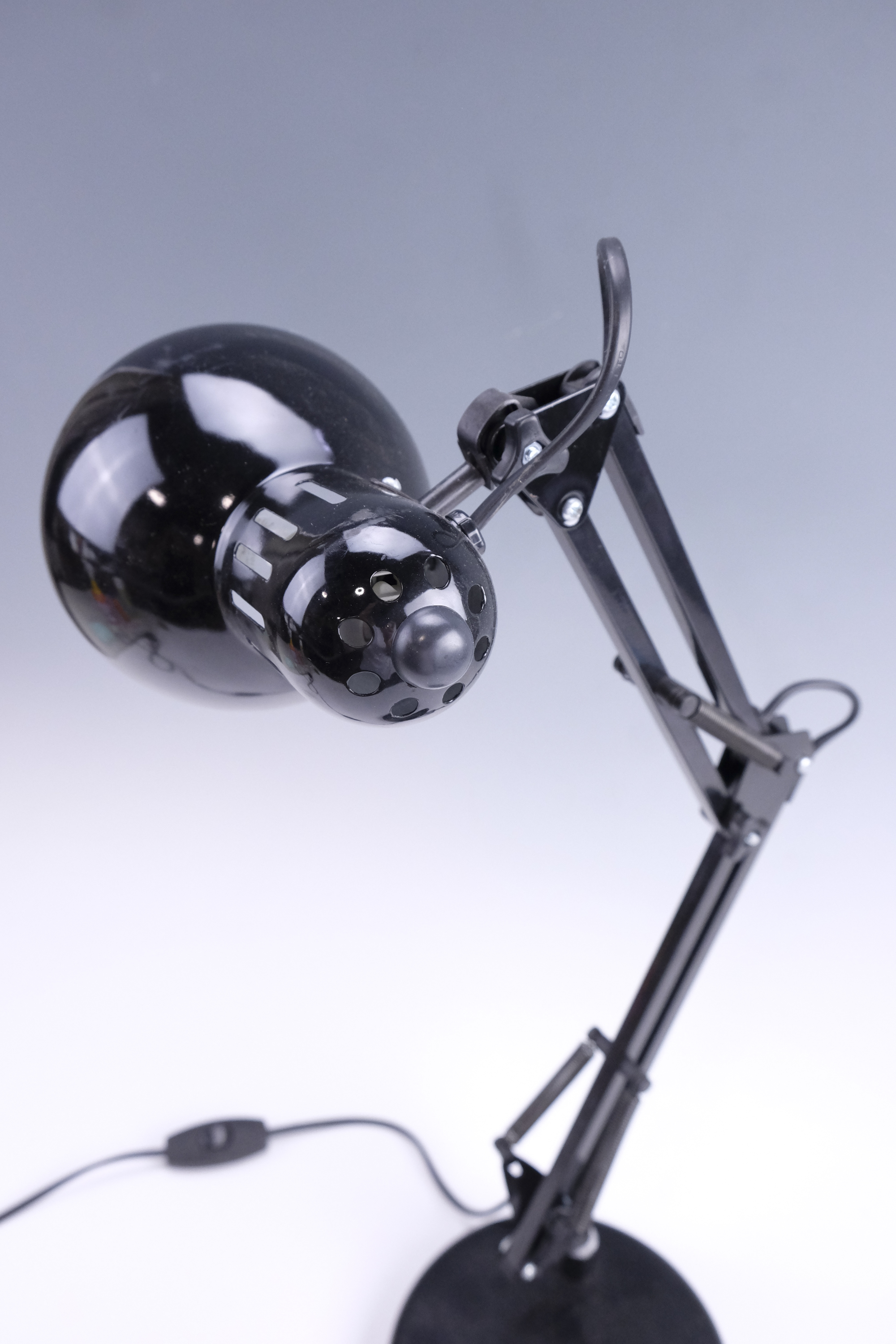 A contemporary adjustable black desk lamp - Image 3 of 3
