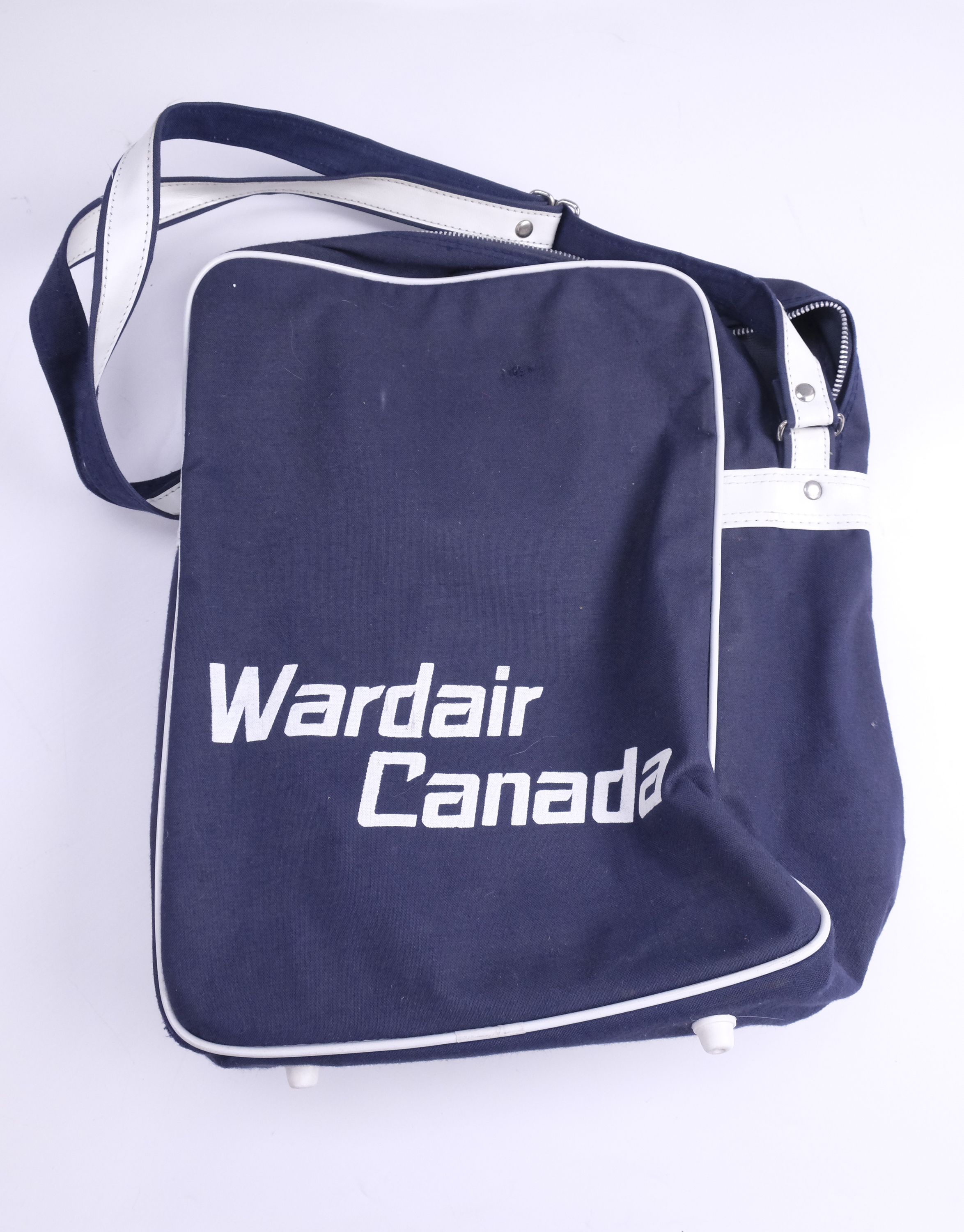 A vintage 'Wardair Canada' canvas travel bag, 28 x 15 x 37 cm