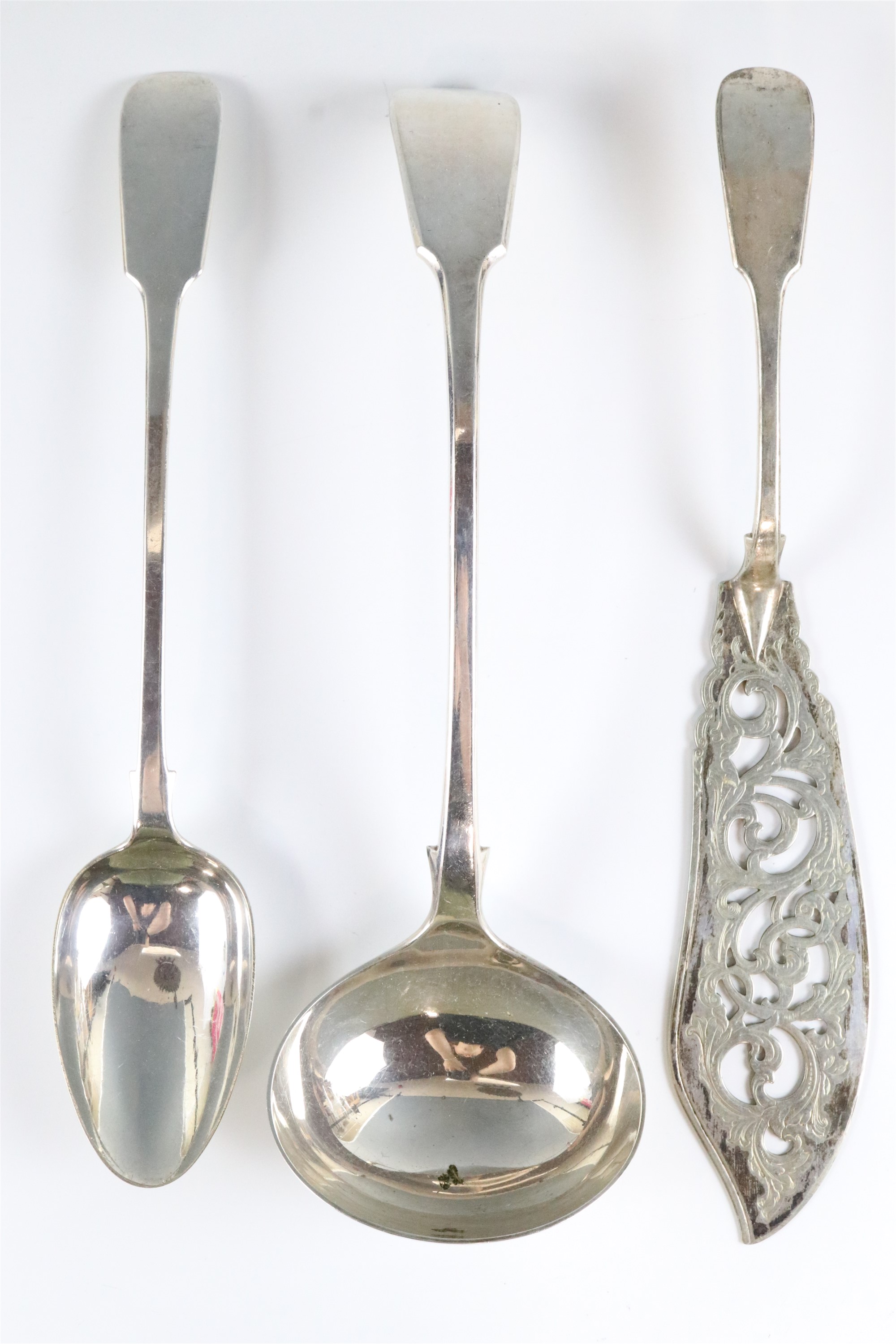 A quantity of Victorian and later silver plate, including a pair of Sheffield plate decanter - Image 14 of 26