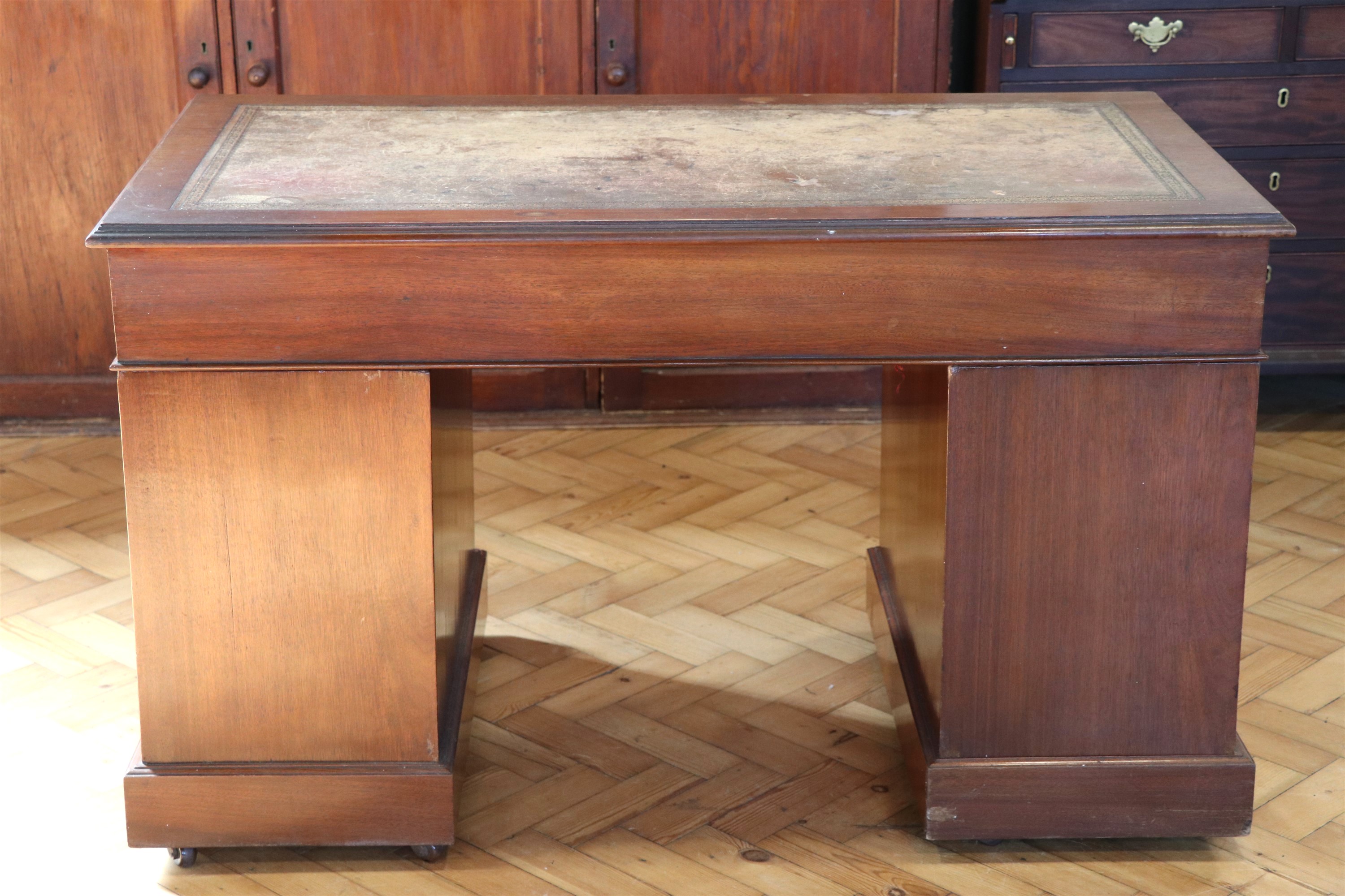 An Edwardian walnut twin pedestal desk, 122 x 66 x 73 cm - Image 3 of 4