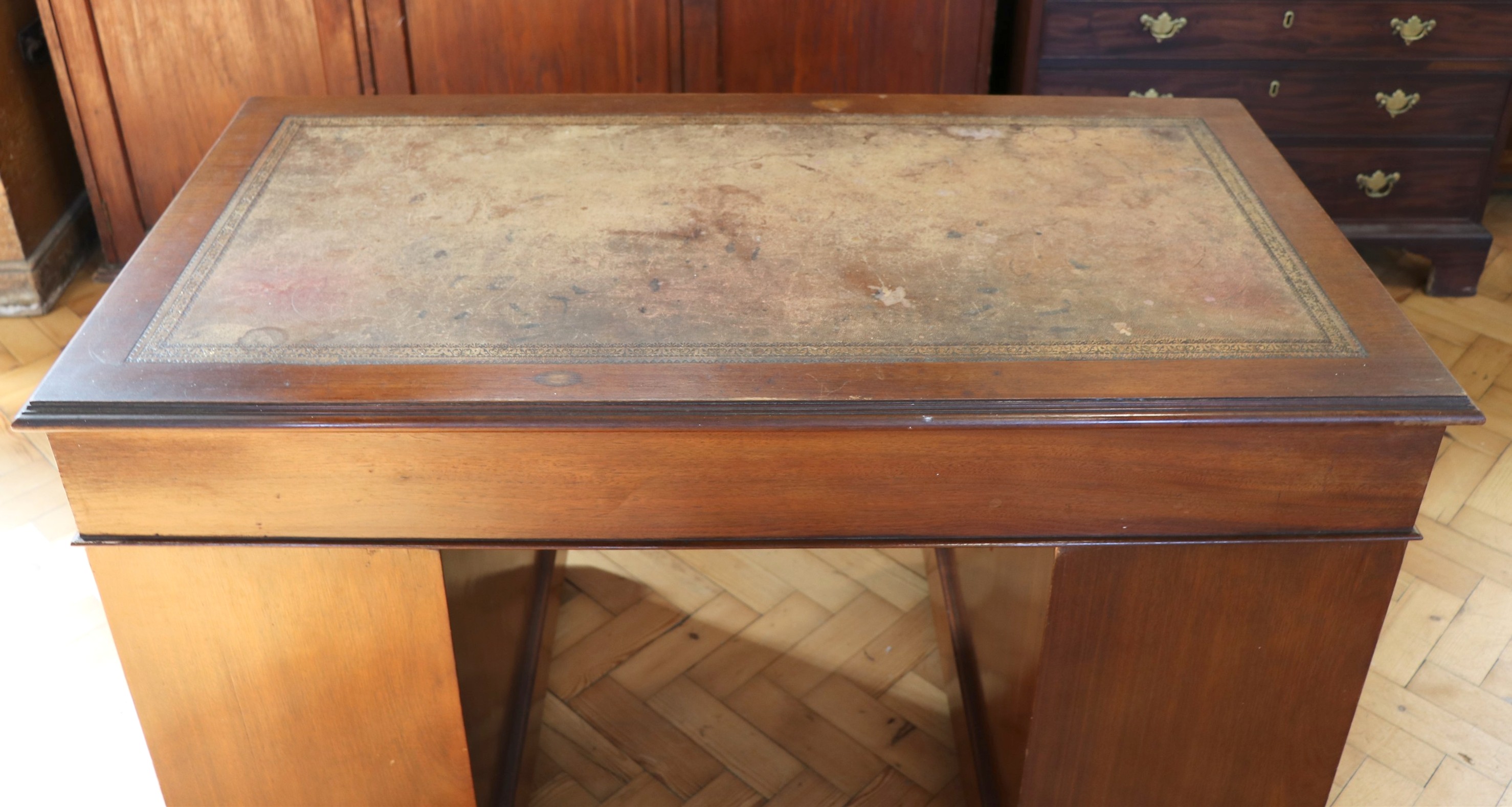 An Edwardian walnut twin pedestal desk, 122 x 66 x 73 cm - Image 4 of 4