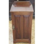 An Edwardian mahogany bedside cabinet, 20.5 x 35.5 x 82 cm