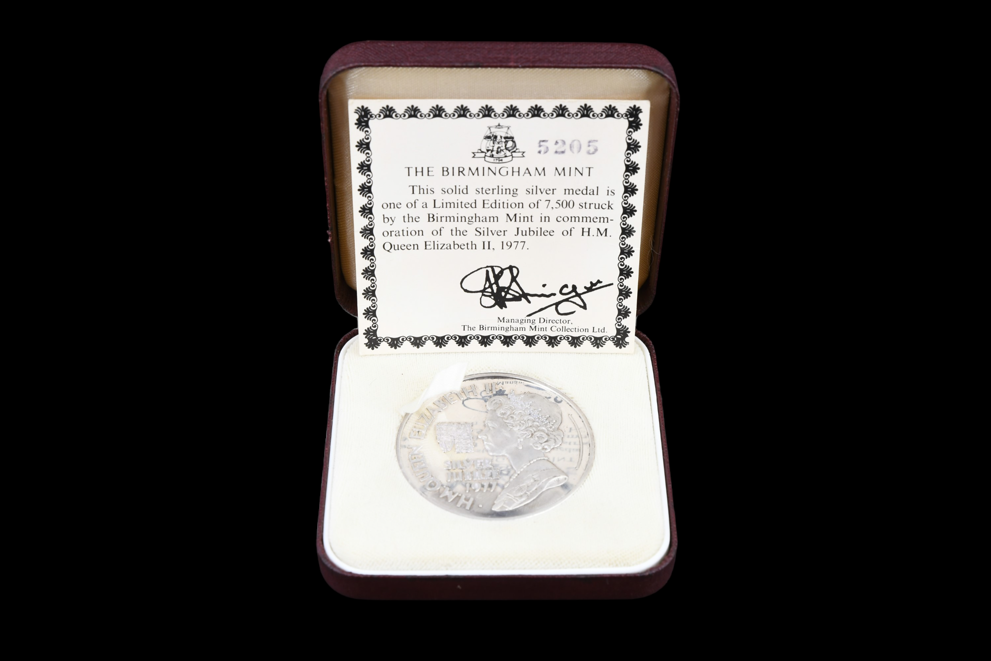 A cased silver limited edition royal commemorative 1977 jubilee coin by The Birmingham Mint, 44 g