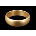 An 18 ct gold wedding band, of D section, London, 1978, 7.77 g, size S, 6 mm wide