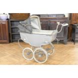 A vintage Silver Cross stroller / pram, circa 1940s/1950s, 94 x 37 x 87.5 cm