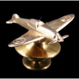 A Spitfire form 9 ct yellow metal tie tack, marked '375', 0.29 g excluding plated back, 17.5 x 19