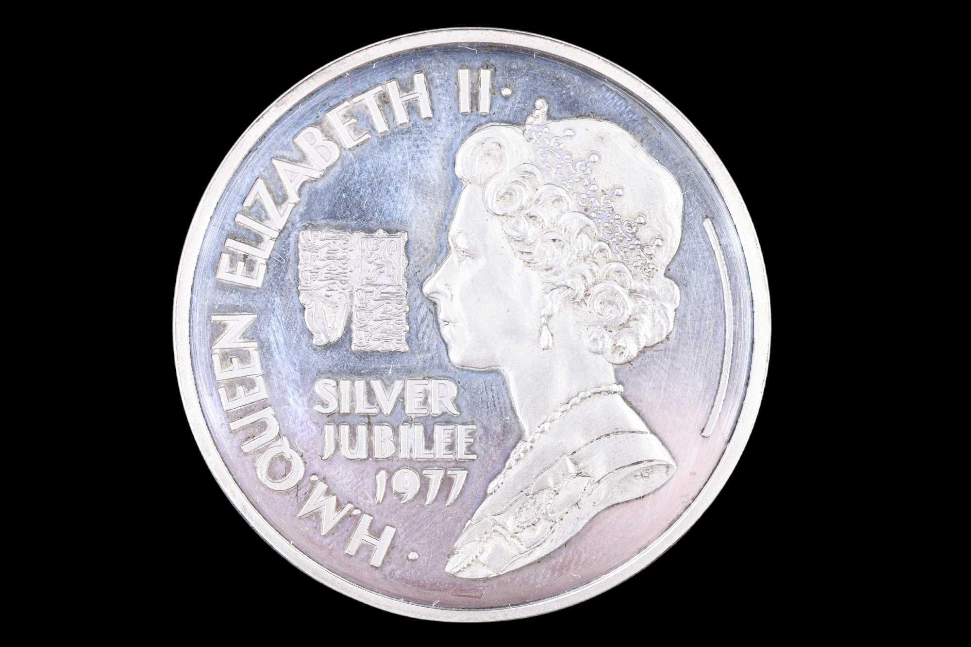 A cased silver limited edition royal commemorative 1977 jubilee coin by The Birmingham Mint, 44 g - Image 2 of 4