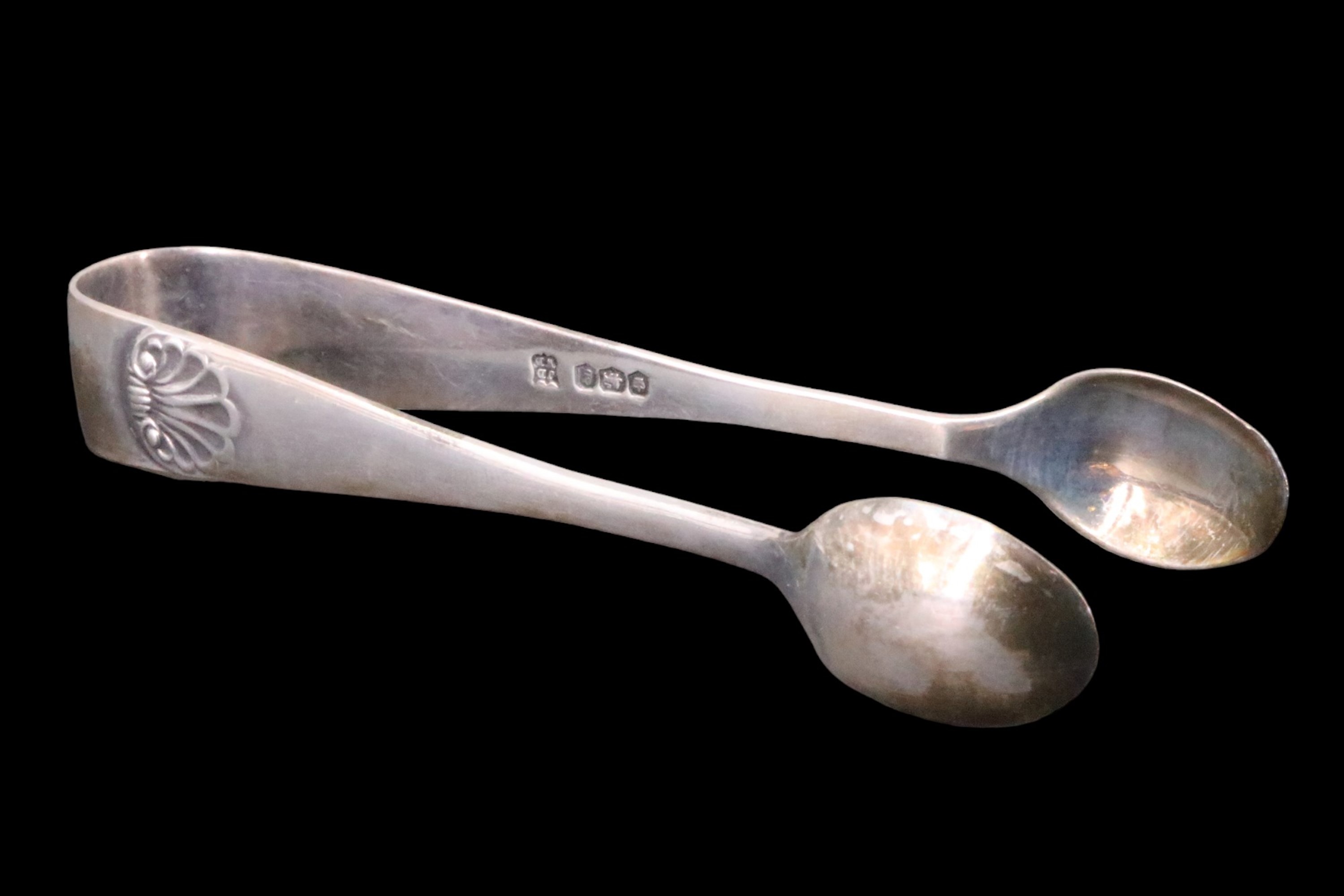 A cased set of six 1920s silver coffee spoons and sugar tongs, having anthemion decorated terminals, - Image 5 of 7